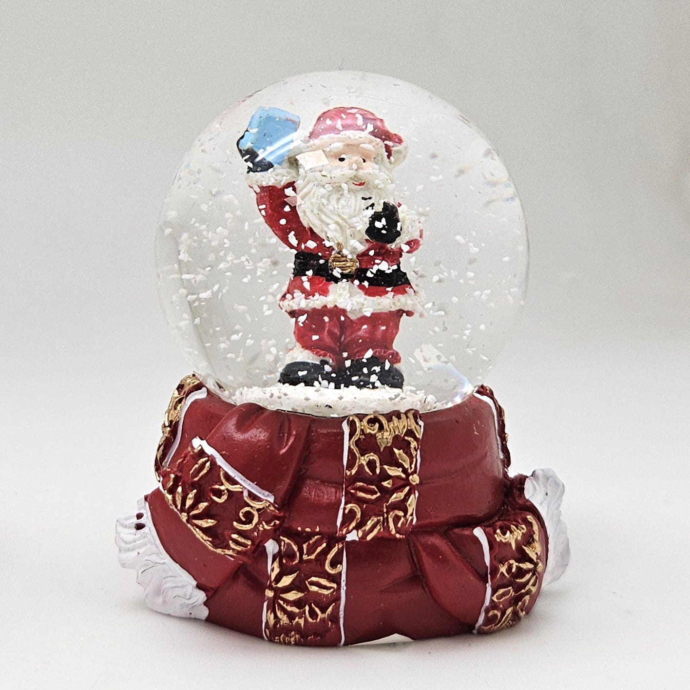 Süße Mini - Schneekugel Weihnachtsmann Schneeball auf Sockel rot gold Winterschal B: 45mm - Schneekugelhaus