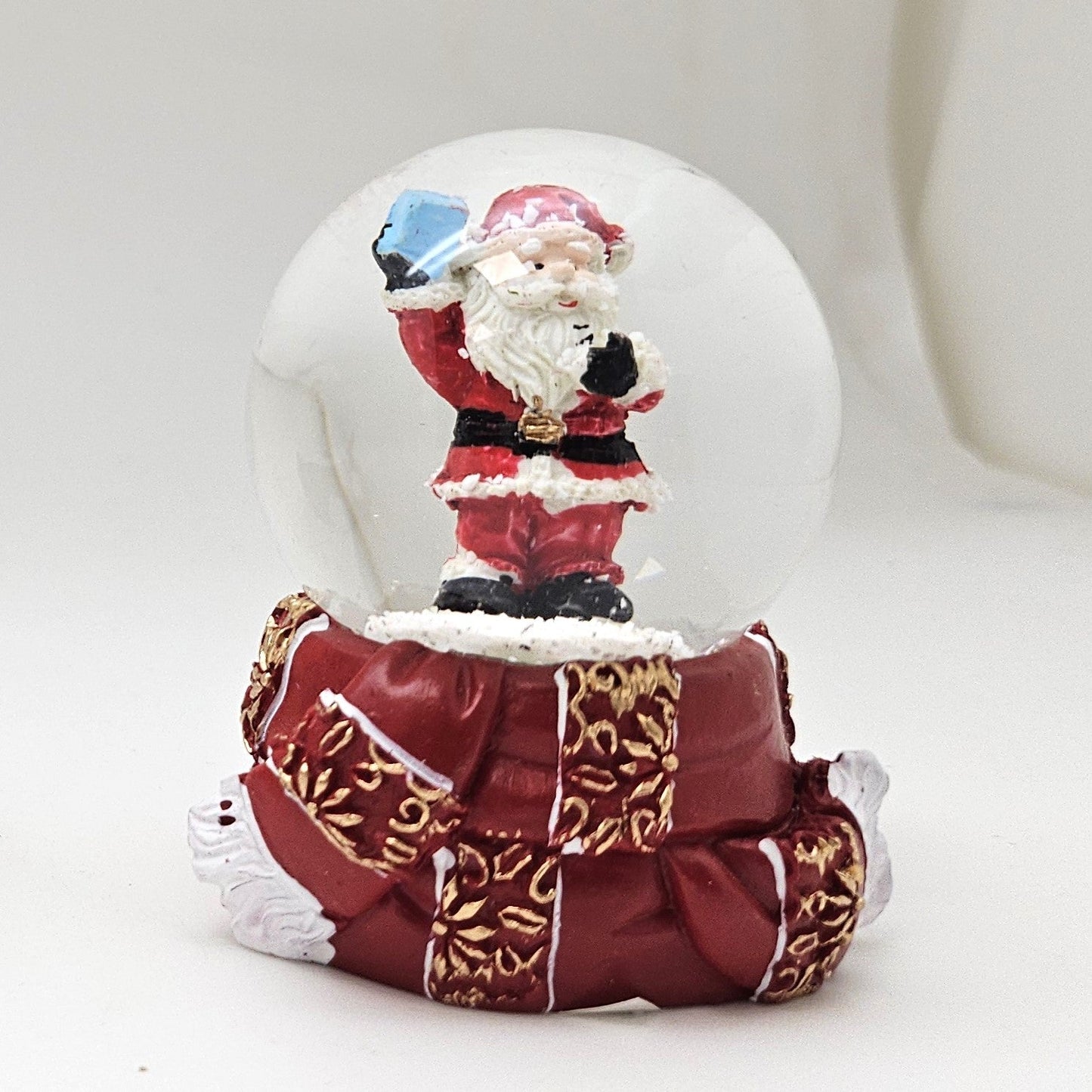 Süße Mini - Schneekugel Weihnachtsmann Schneeball auf Sockel rot gold Winterschal B: 45mm - Schneekugelhaus