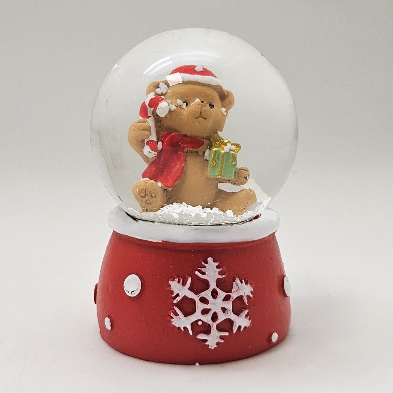 Süße Mini - Schneekugel Weihnachtsteddy auf Sockel rot weiße Schneeeflocke B: 45mm - Schneekugelhaus