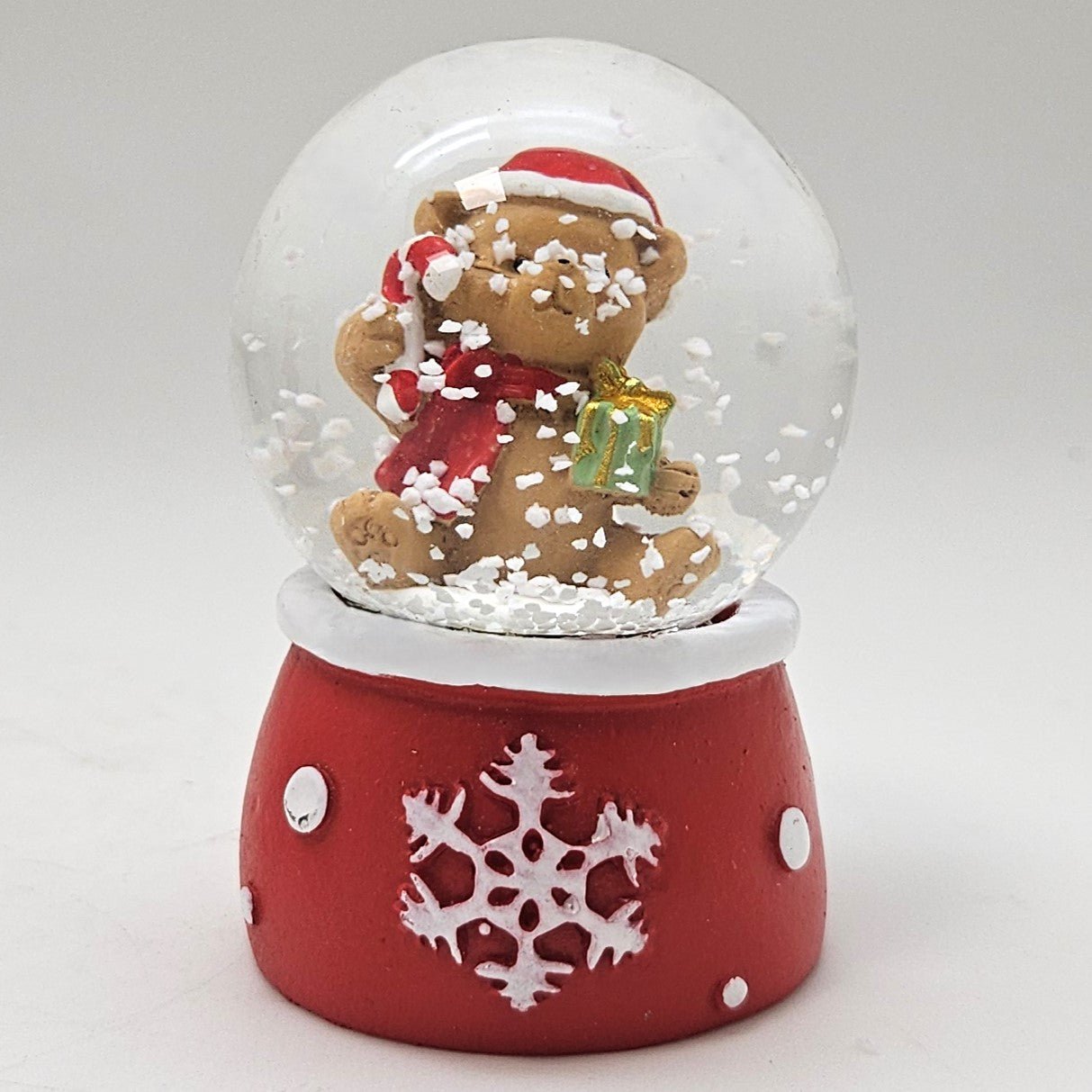 Süße Mini - Schneekugel Weihnachtsteddy auf Sockel rot weiße Schneeeflocke B: 45mm - Schneekugelhaus