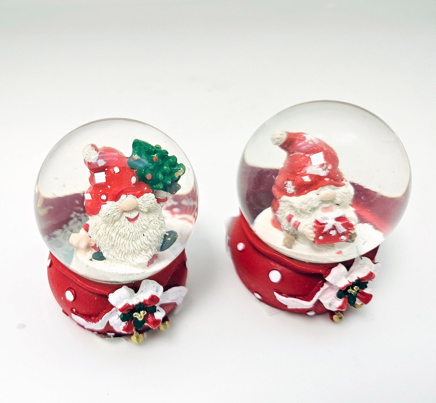 Süße Mini - Schneekugel Weihnachtswichtel Tannenbaum auf Sockel Weihnachten rot 45 mm Durchmesser - Schneekugelhaus