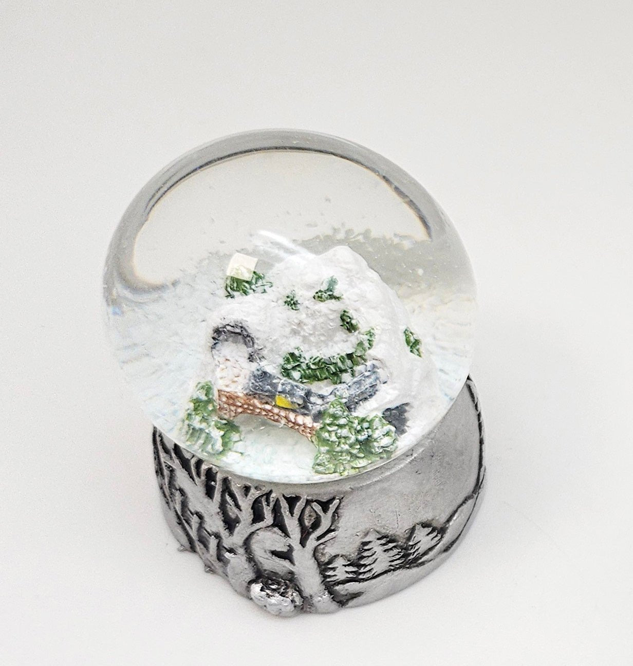 Süße Mini - Schneekugeln Berglandschaft mit Brücke auf Sockel antik silber Landschaft B: 45mm - Schneekugelhaus