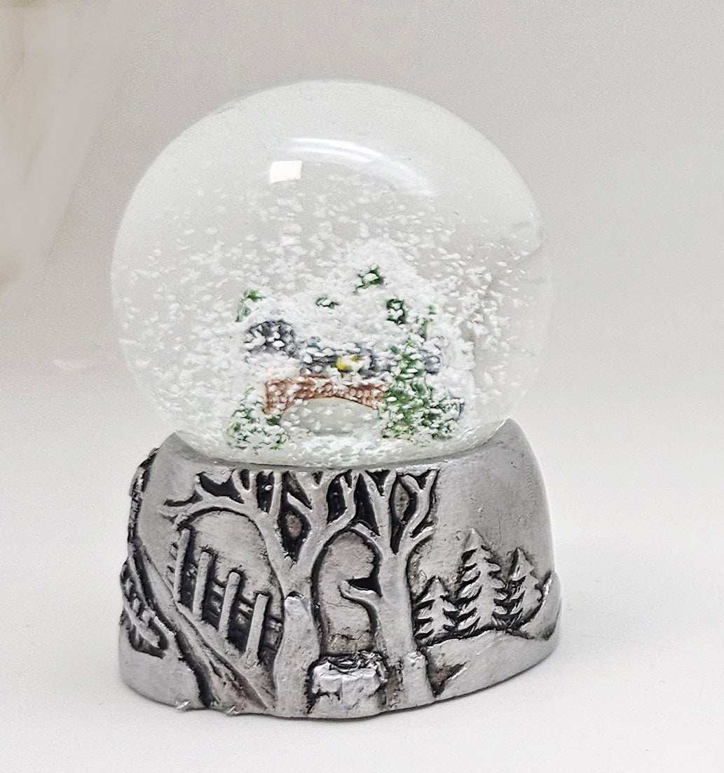 Süße Mini - Schneekugeln Berglandschaft mit Brücke auf Sockel antik silber Landschaft B: 45mm - Schneekugelhaus