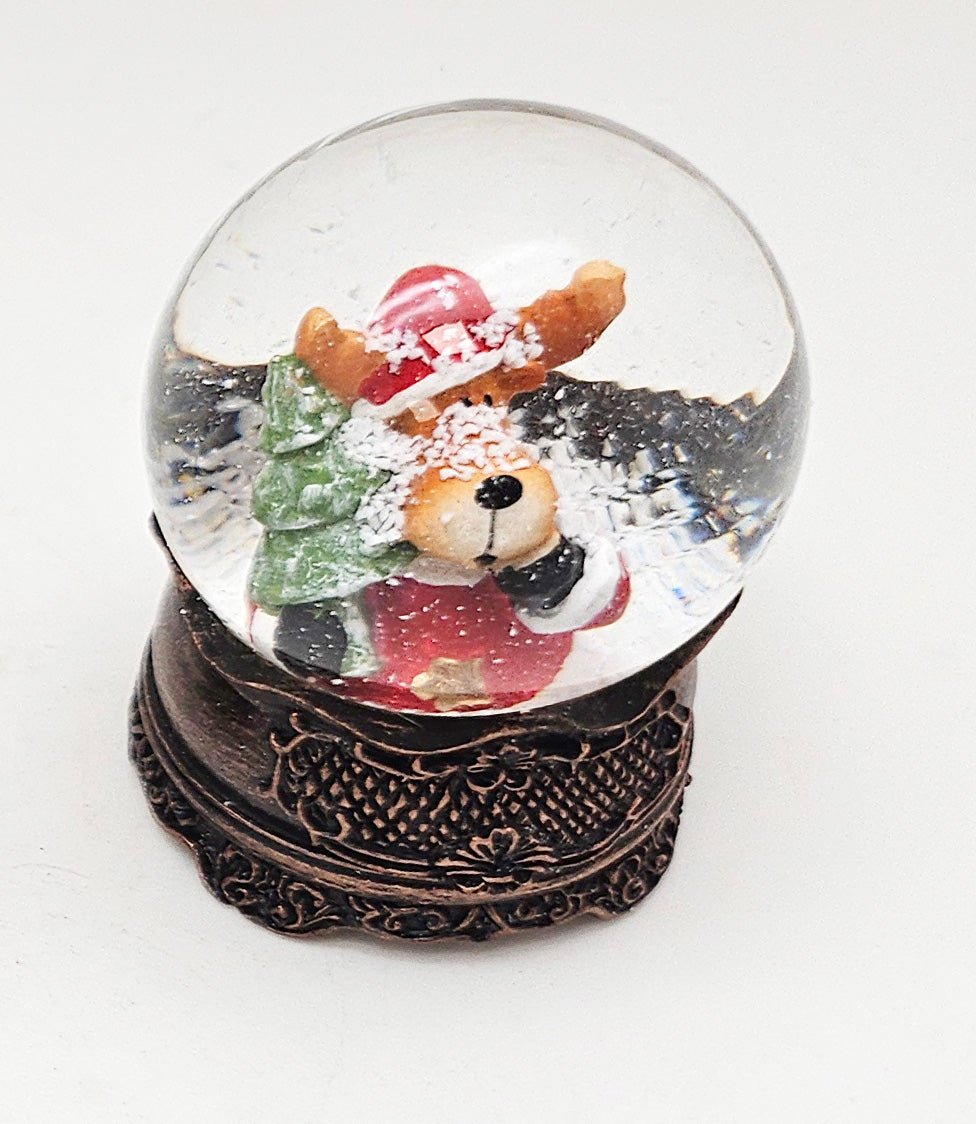 Süße Mini - Schneekugeln Weihnachtselch auf Sockel antik kupfer Landschaft B: 45mm - Schneekugelhaus