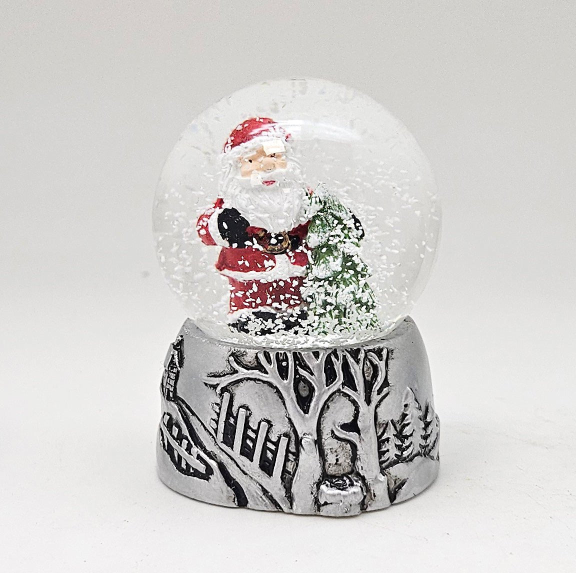 Süße Mini - Schneekugeln Weihnachtsmann mit Baum auf Sockel antik silber Landschaft B: 45mm - Schneekugelhaus