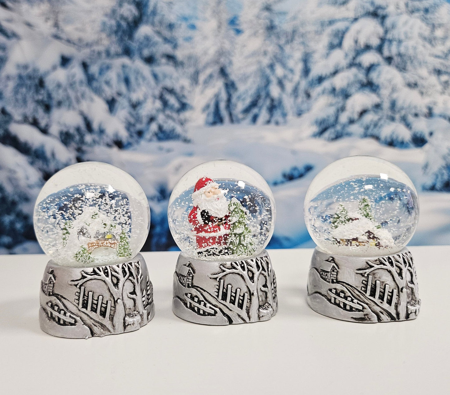 Süße Mini - Schneekugeln Weihnachtsmann mit Baum auf Sockel antik silber Landschaft B: 45mm - Schneekugelhaus