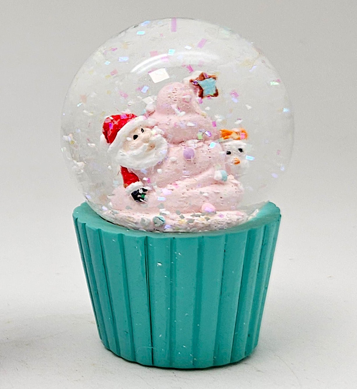 Süße Mini - Schneekugeln Weihnachtsmuffin mit Weihnachtsmann auf Sockel türkis B: 45mm - Schneekugelhaus