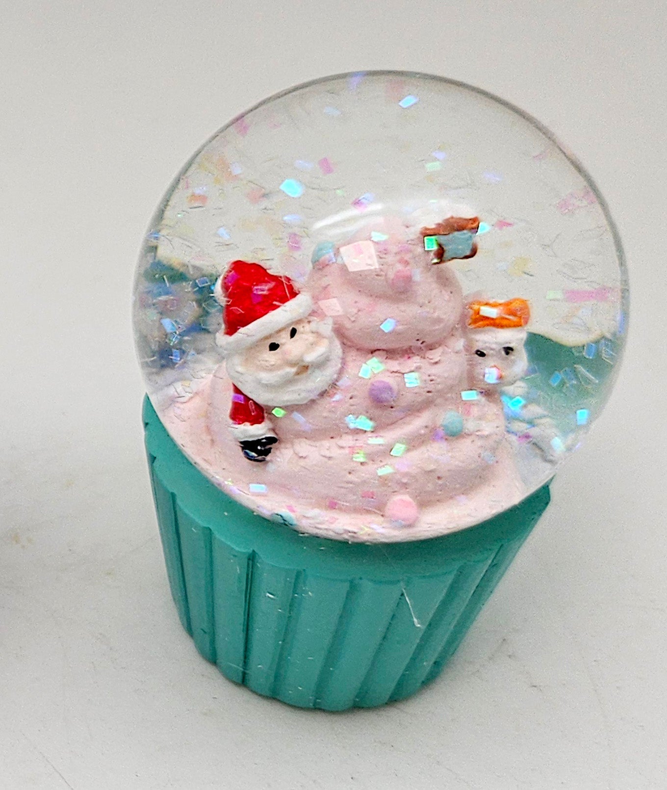 Süße Mini - Schneekugeln Weihnachtsmuffin mit Weihnachtsmann auf Sockel türkis B: 45mm - Schneekugelhaus