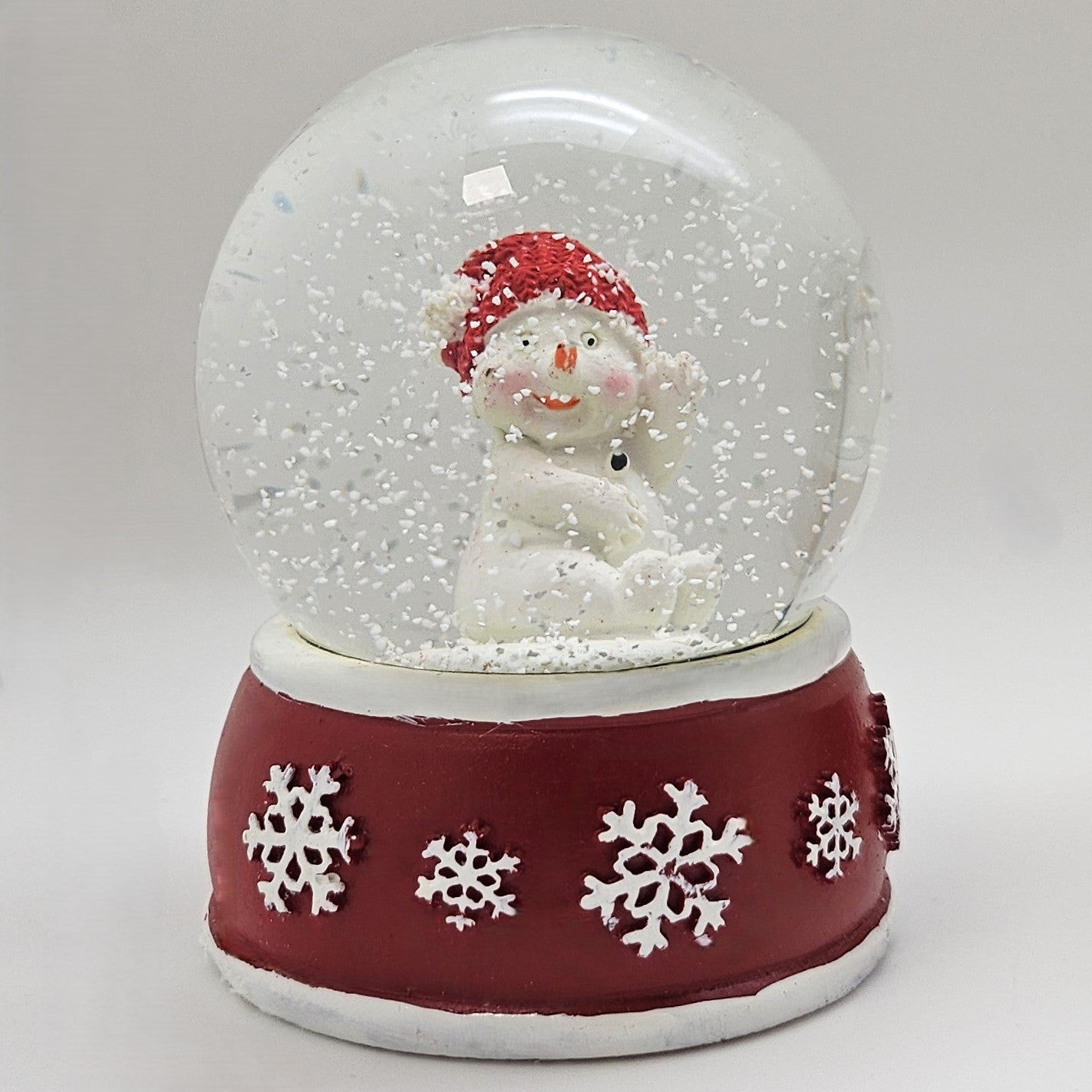 Süße Schneekugel Schneemann dreht sich auf Sockel rot weiße Schneeflocke B: 65mm - Schneekugelhaus