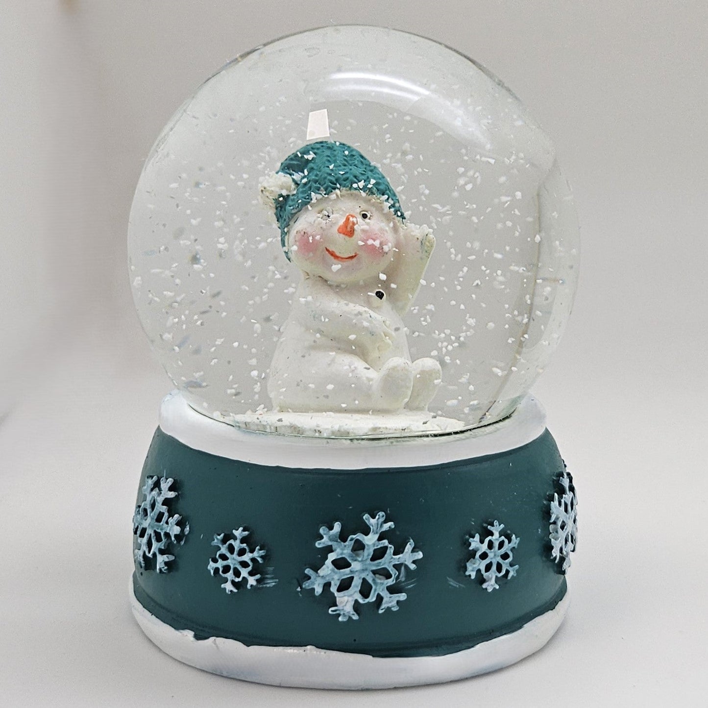 Süße Schneekugel Schneemann dreht sich auf Sockel türkis weiße Schneeflocke B: 65mm - Schneekugelhaus
