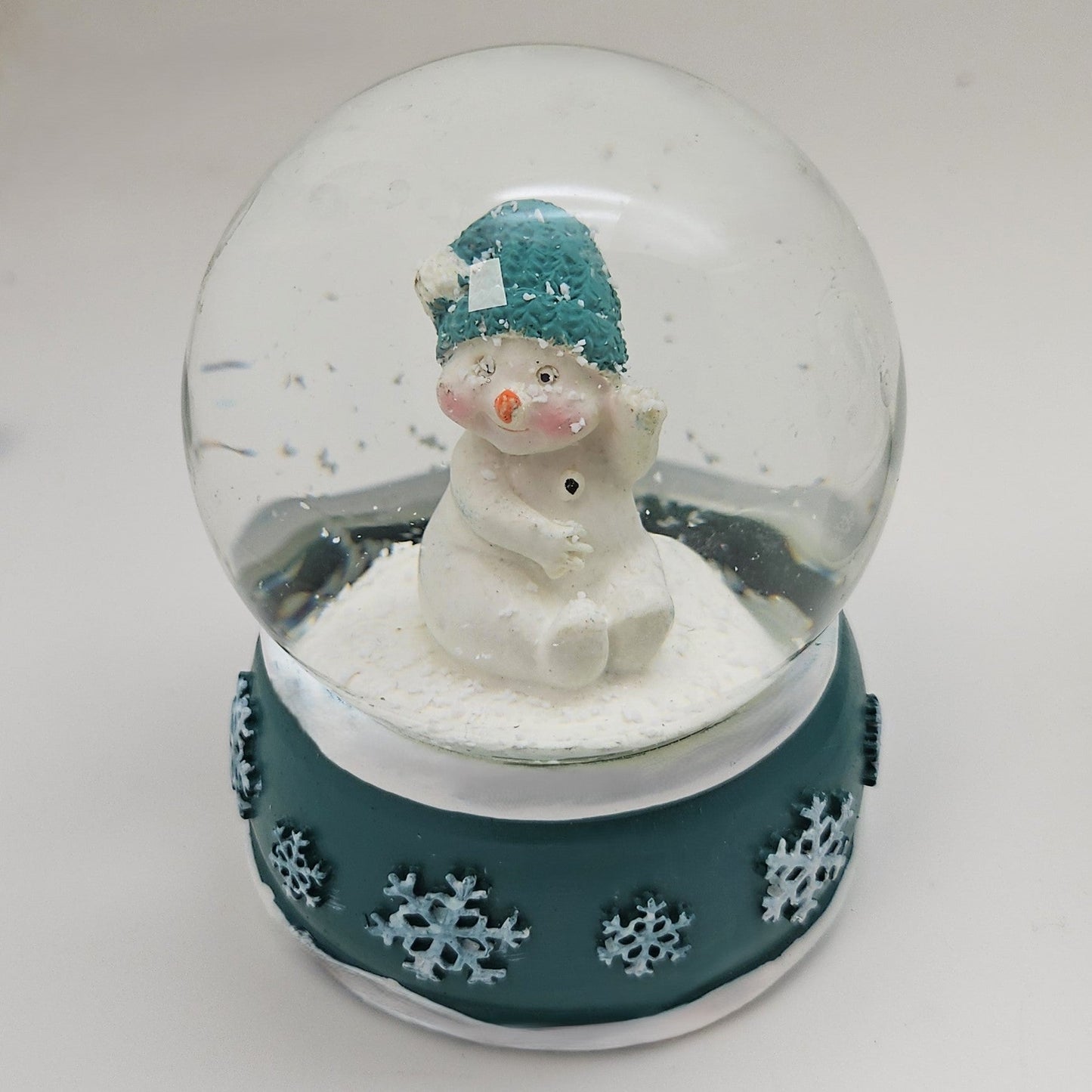 Süße Schneekugel Schneemann dreht sich auf Sockel türkis weiße Schneeflocke B: 65mm - Schneekugelhaus