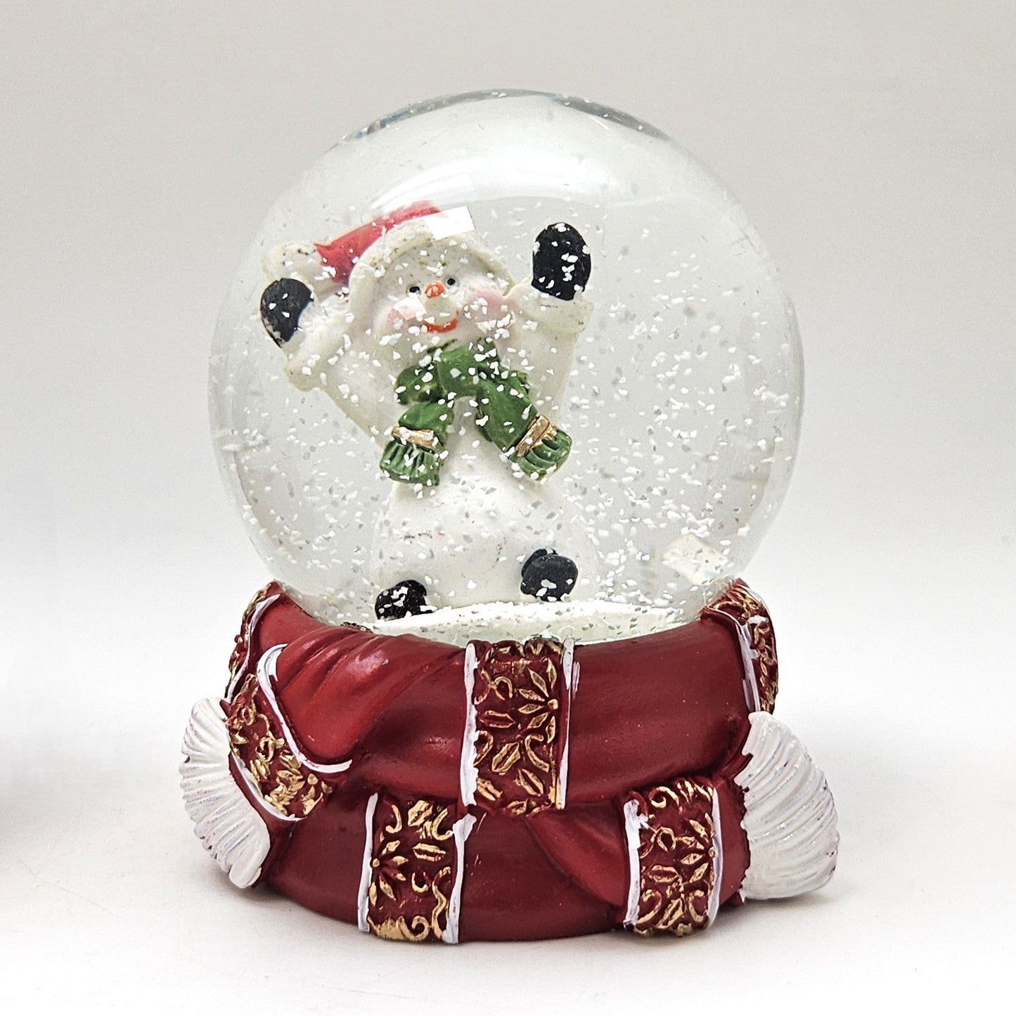 Süße Schneekugel Schneemann grüner Schal auf Sockel rot gold Winterschal B: 65mm - Schneekugelhaus