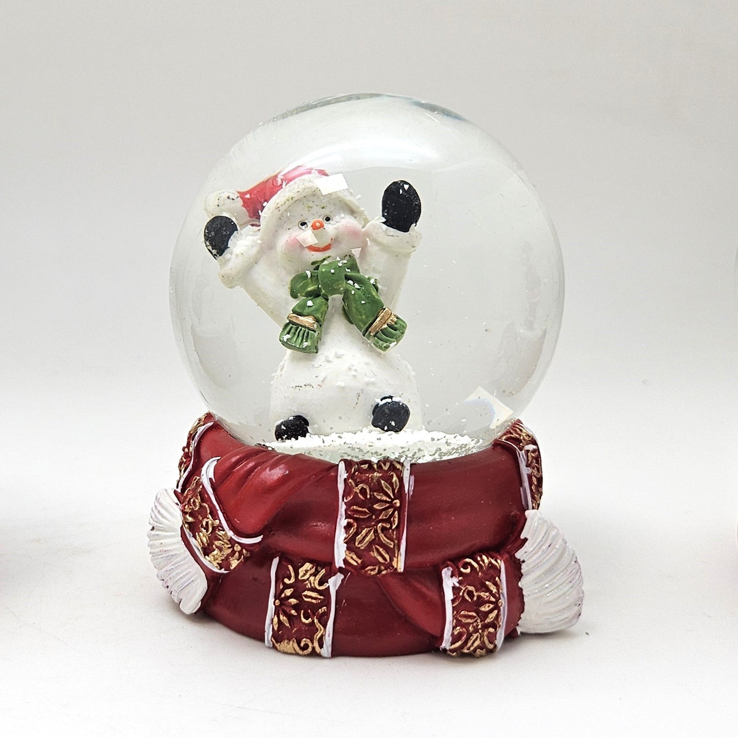 Süße Schneekugel Schneemann grüner Schal auf Sockel rot gold Winterschal B: 65mm - Schneekugelhaus