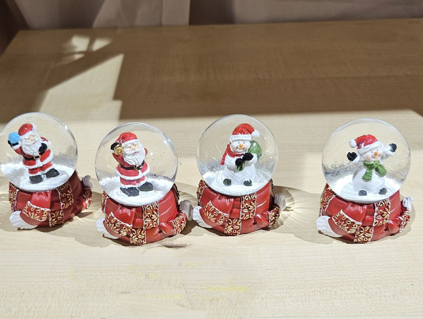 Süße Schneekugel Schneemann grüner Schal auf Sockel rot gold Winterschal B: 65mm - Schneekugelhaus