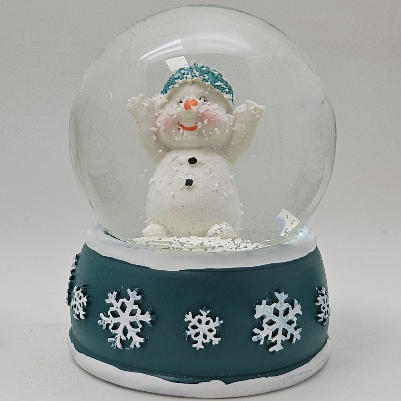Süße Schneekugel Schneemann Hände hoch auf Sockel türkis weiße Schneeflocke B: 65mm - Schneekugelhaus