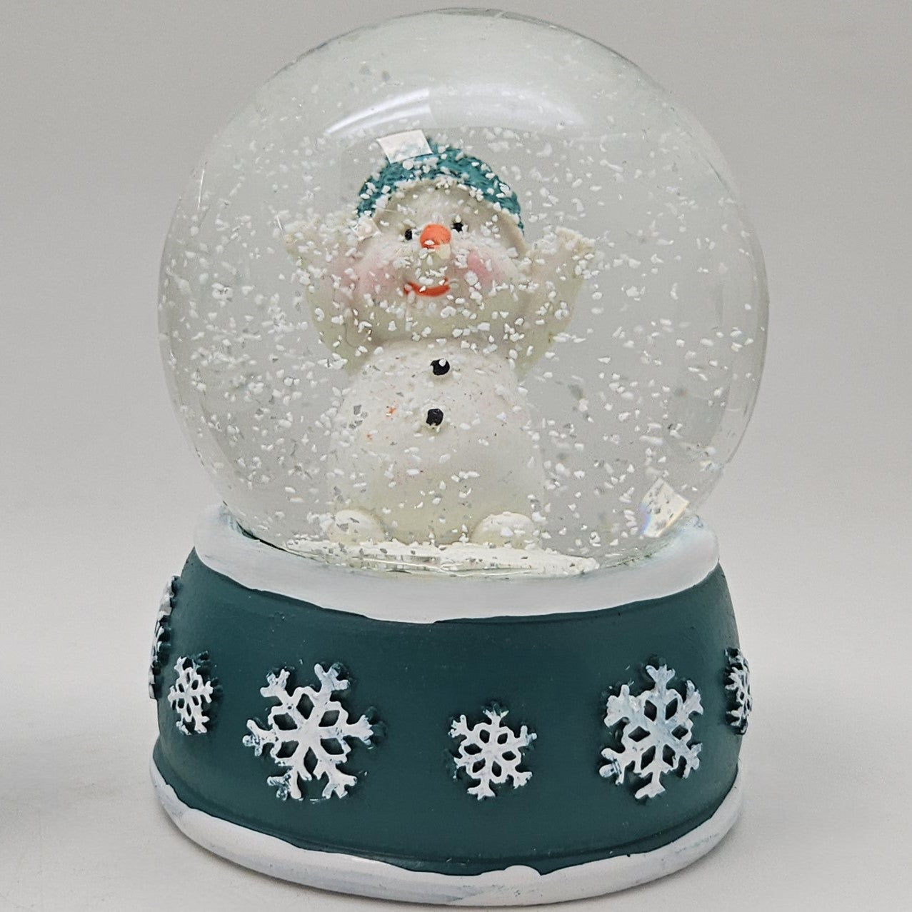 Süße Schneekugel Schneemann Hände hoch auf Sockel türkis weiße Schneeflocke B: 65mm - Schneekugelhaus