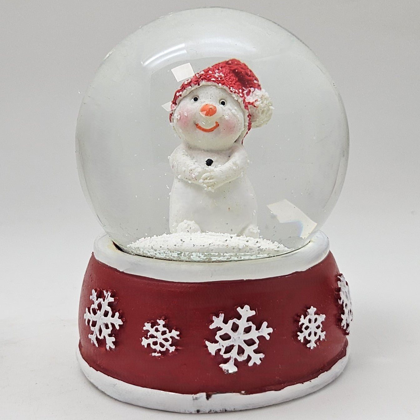 Süße Schneekugel Schneemann Hände zusammen auf Sockel rot weiße Schneeflocke B: 65mm - Schneekugelhaus