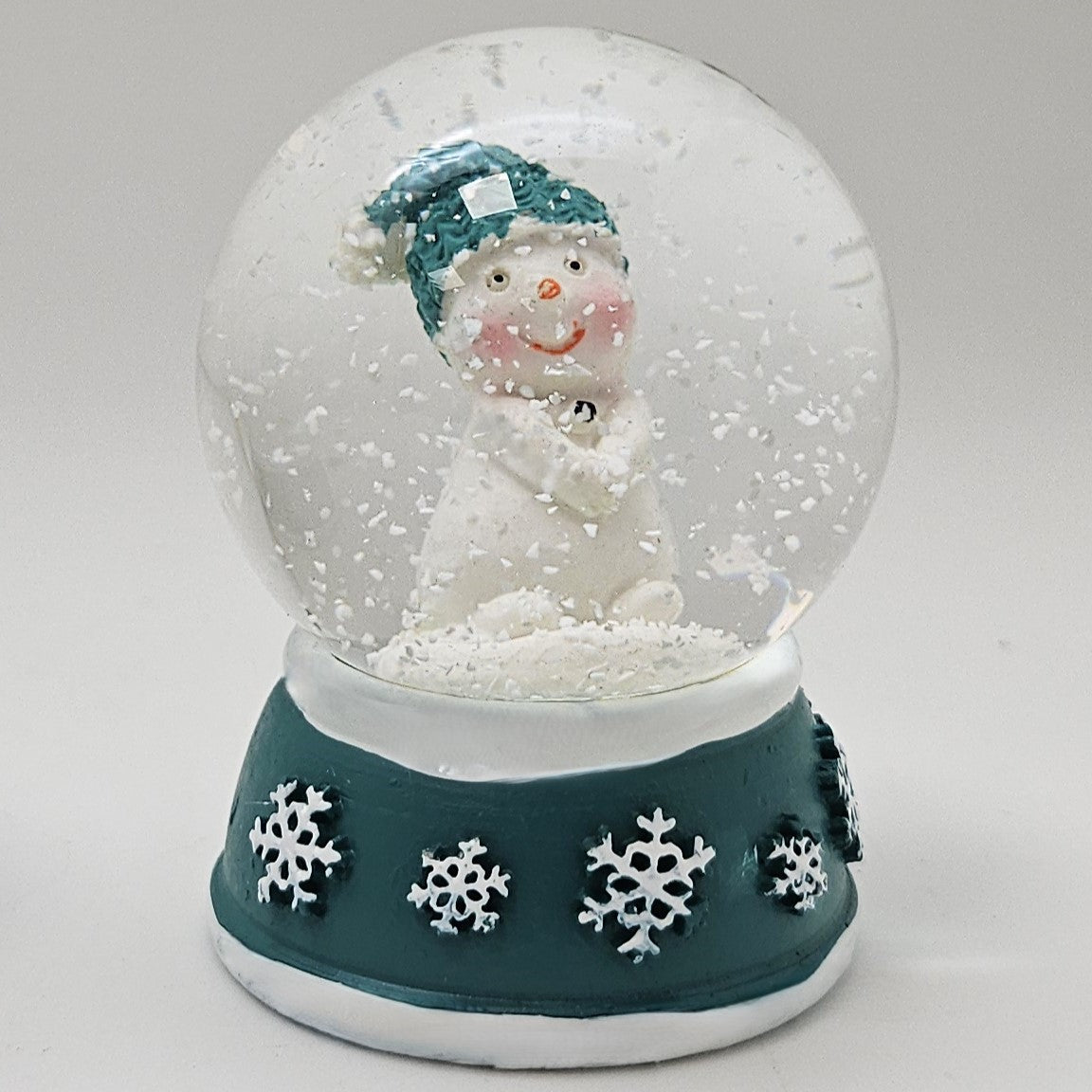 Süße Schneekugel Schneemann Hände zusammen auf Sockel türkis weiße Schneeflocke B: 65mm - Schneekugelhaus