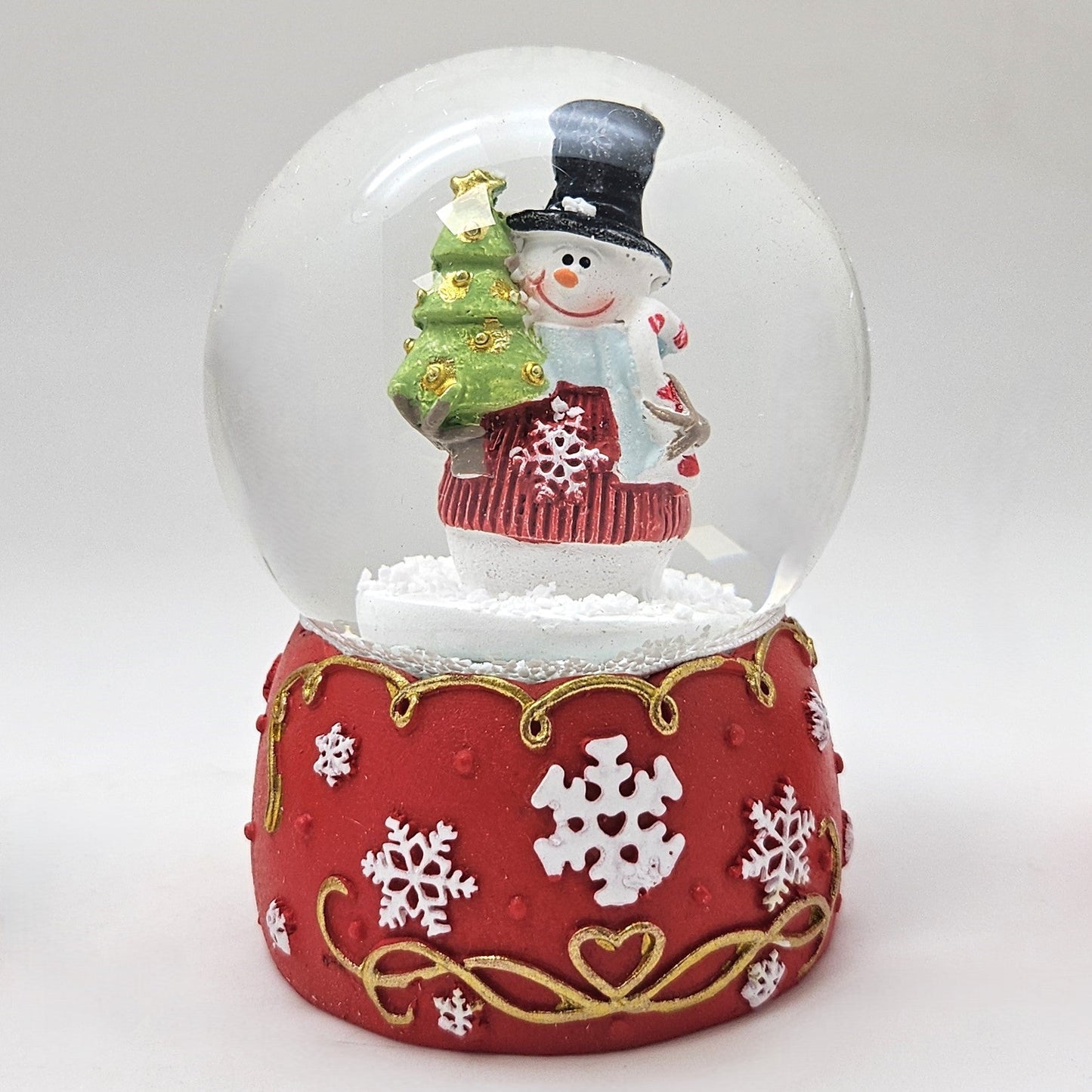 Süße Schneekugel Schneemann Zylinder auf Sockel rot weiße Schneeflocke B: 65mm - Schneekugelhaus
