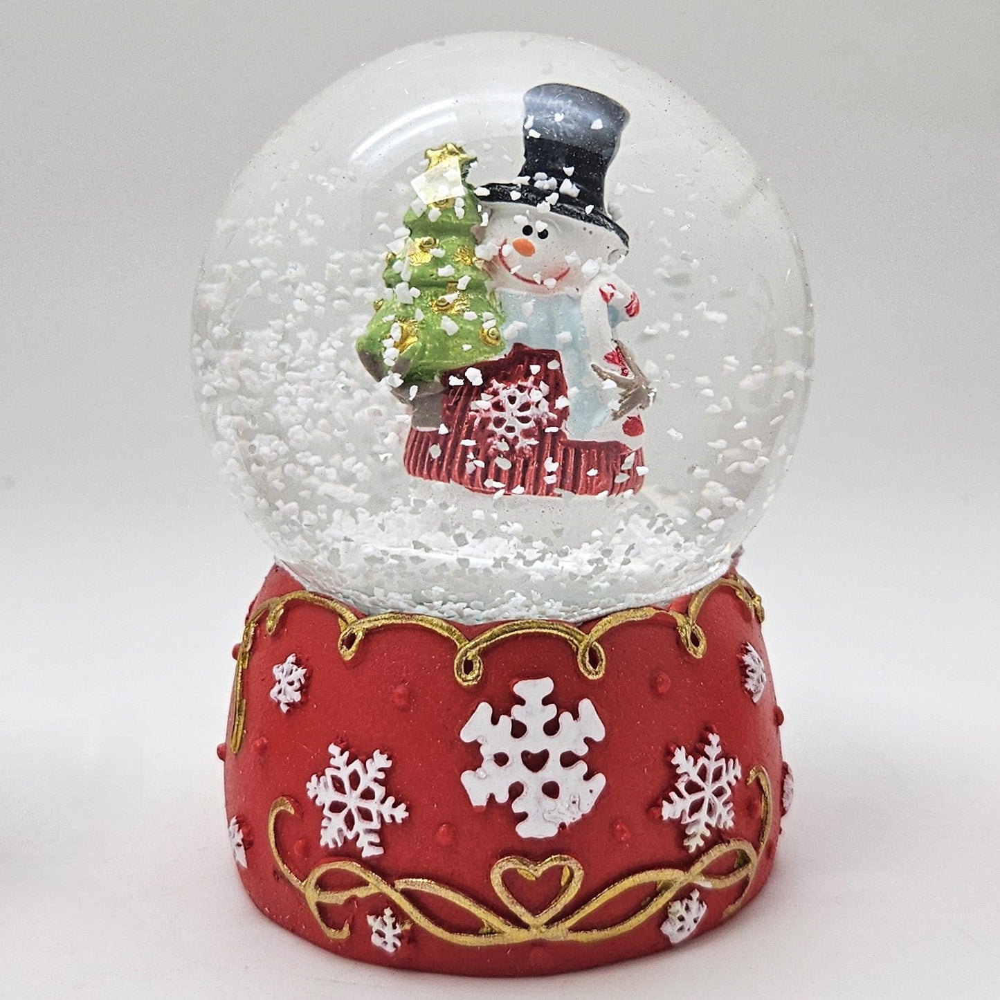 Süße Schneekugel Schneemann Zylinder auf Sockel rot weiße Schneeflocke B: 65mm - Schneekugelhaus