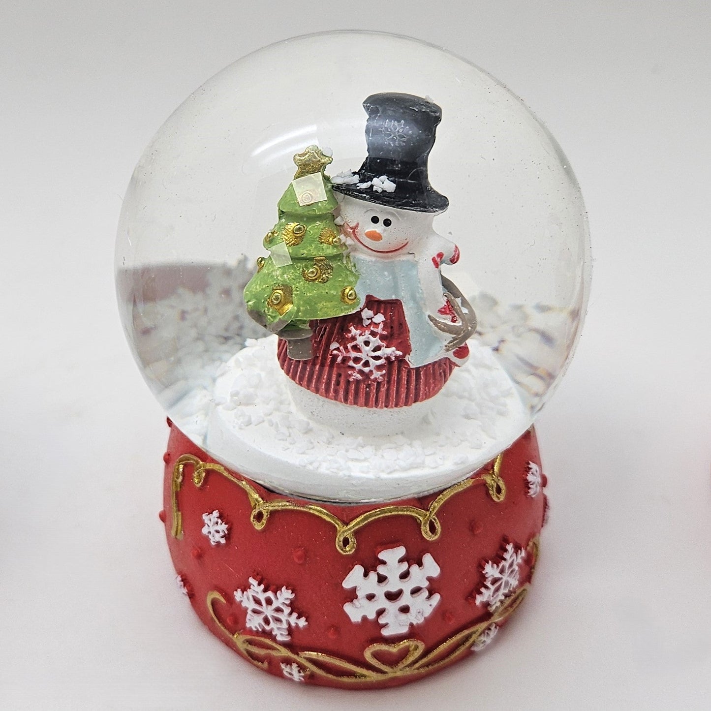 Süße Schneekugel Schneemann Zylinder auf Sockel rot weiße Schneeflocke B: 65mm - Schneekugelhaus