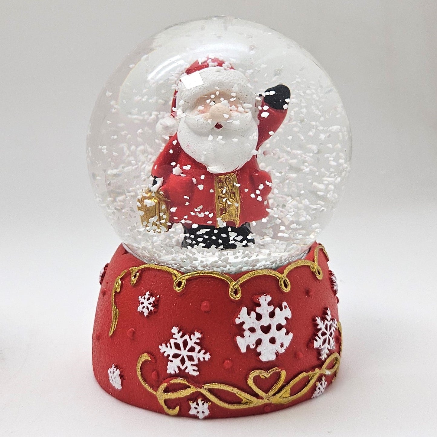 Süße Schneekugel Weihnachtsmann auf Sockel rot weiße Schneeflocke B: 65mm - Schneekugelhaus