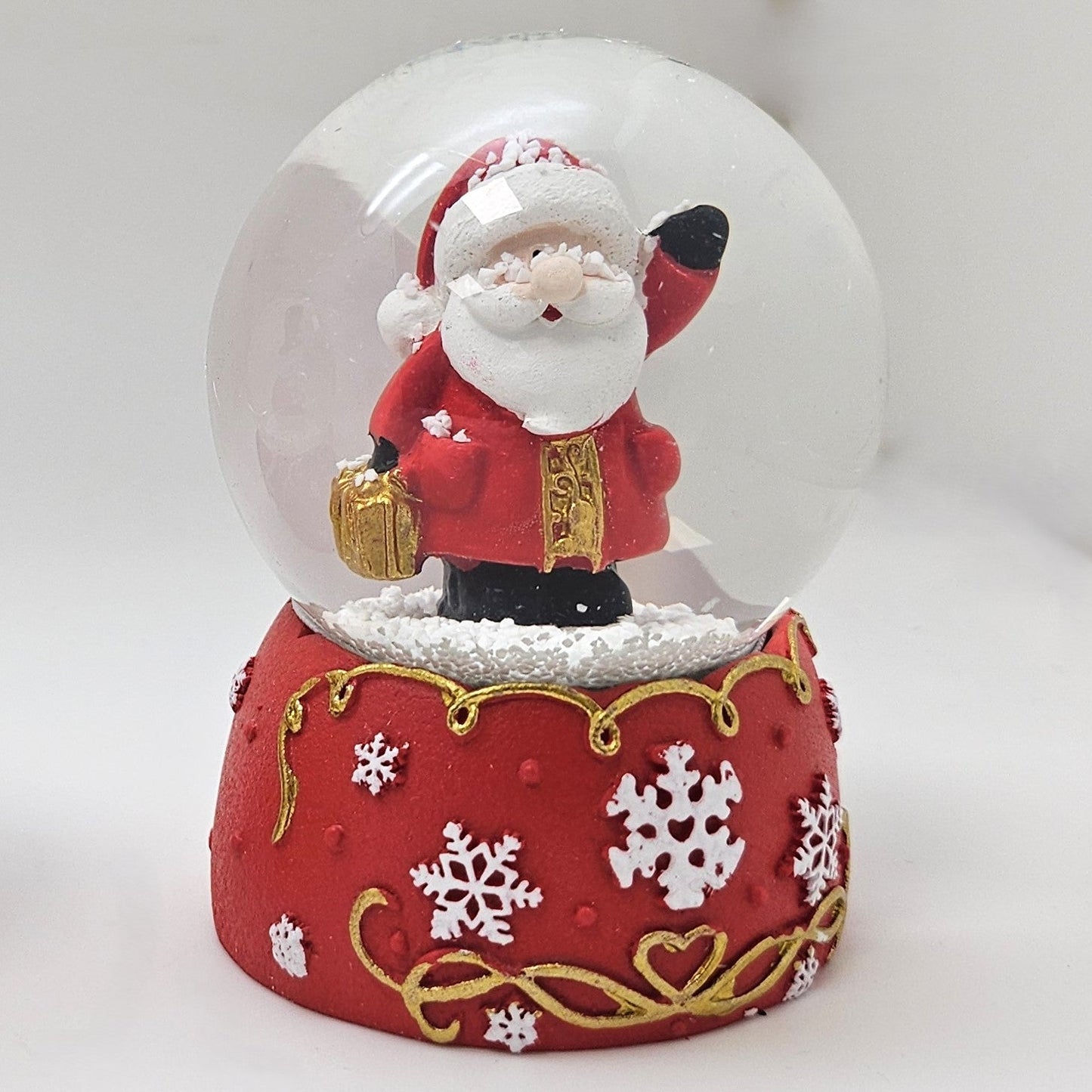 Süße Schneekugel Weihnachtsmann auf Sockel rot weiße Schneeflocke B: 65mm - Schneekugelhaus