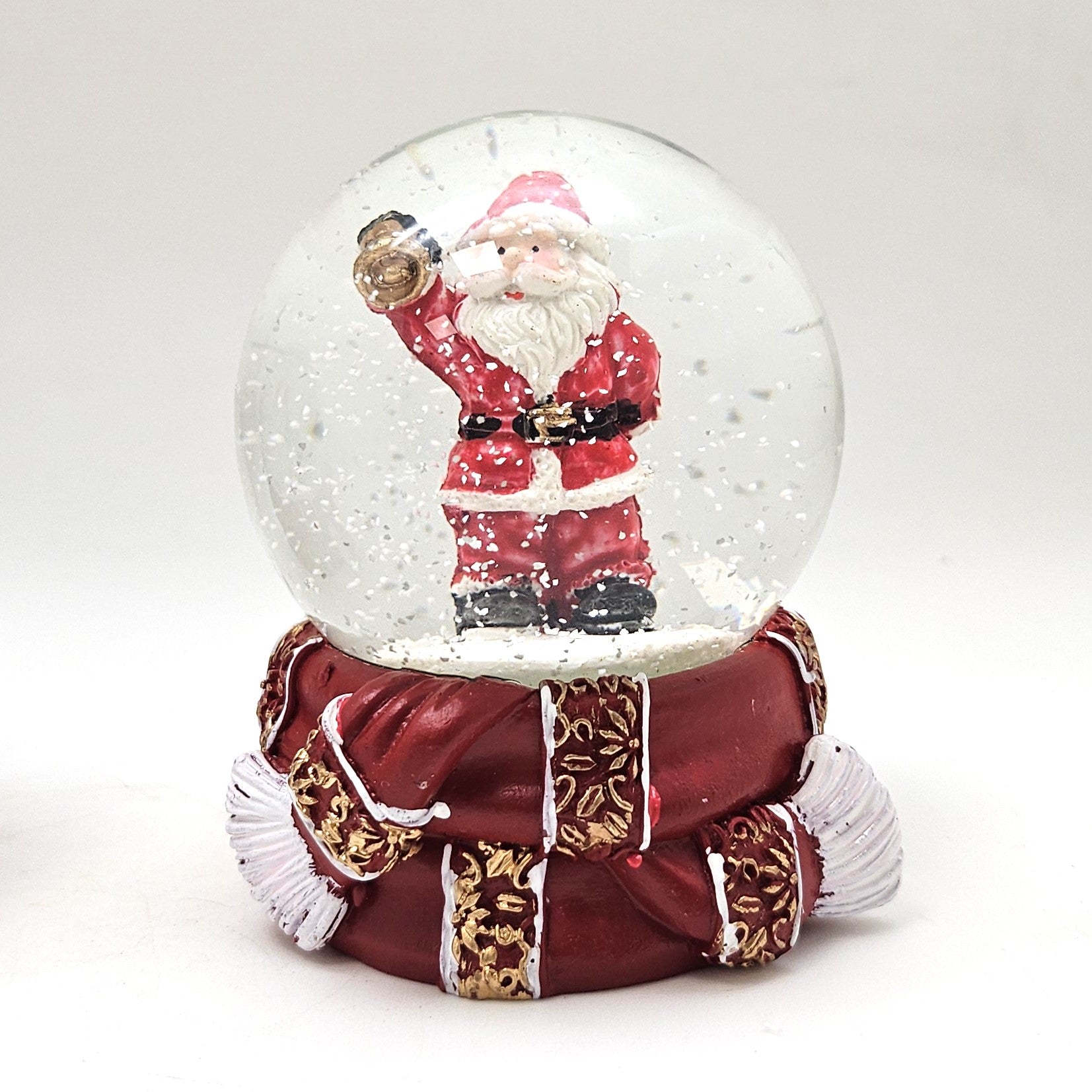 Süße Schneekugel Weihnachtsmann goldene Kugel auf Sockel rot gold Winterschal B: 65mm - Schneekugelhaus