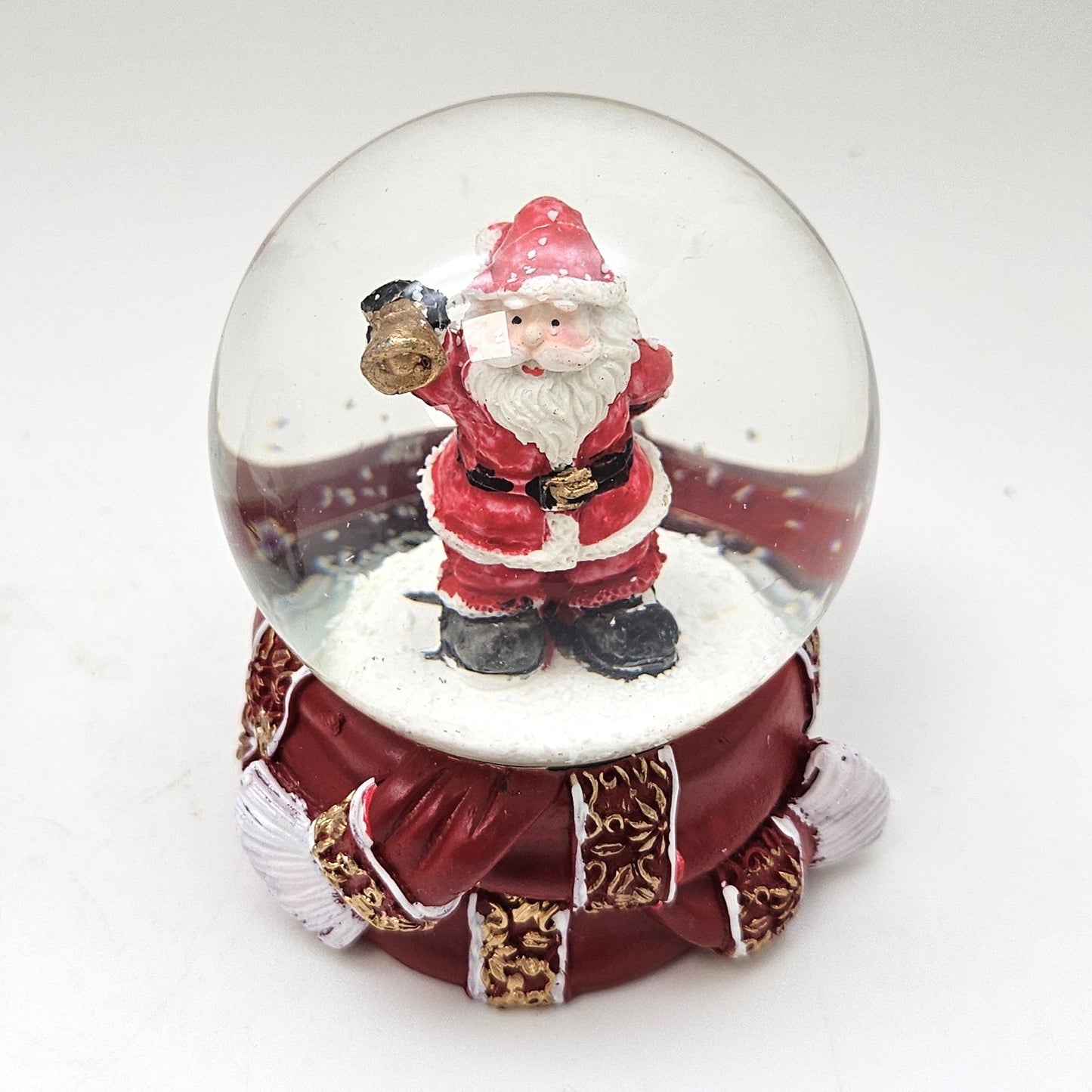 Süße Schneekugel Weihnachtsmann goldene Kugel auf Sockel rot gold Winterschal B: 65mm - Schneekugelhaus