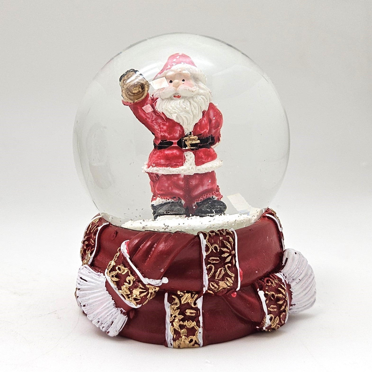Süße Schneekugel Weihnachtsmann goldene Kugel auf Sockel rot gold Winterschal B: 65mm - Schneekugelhaus