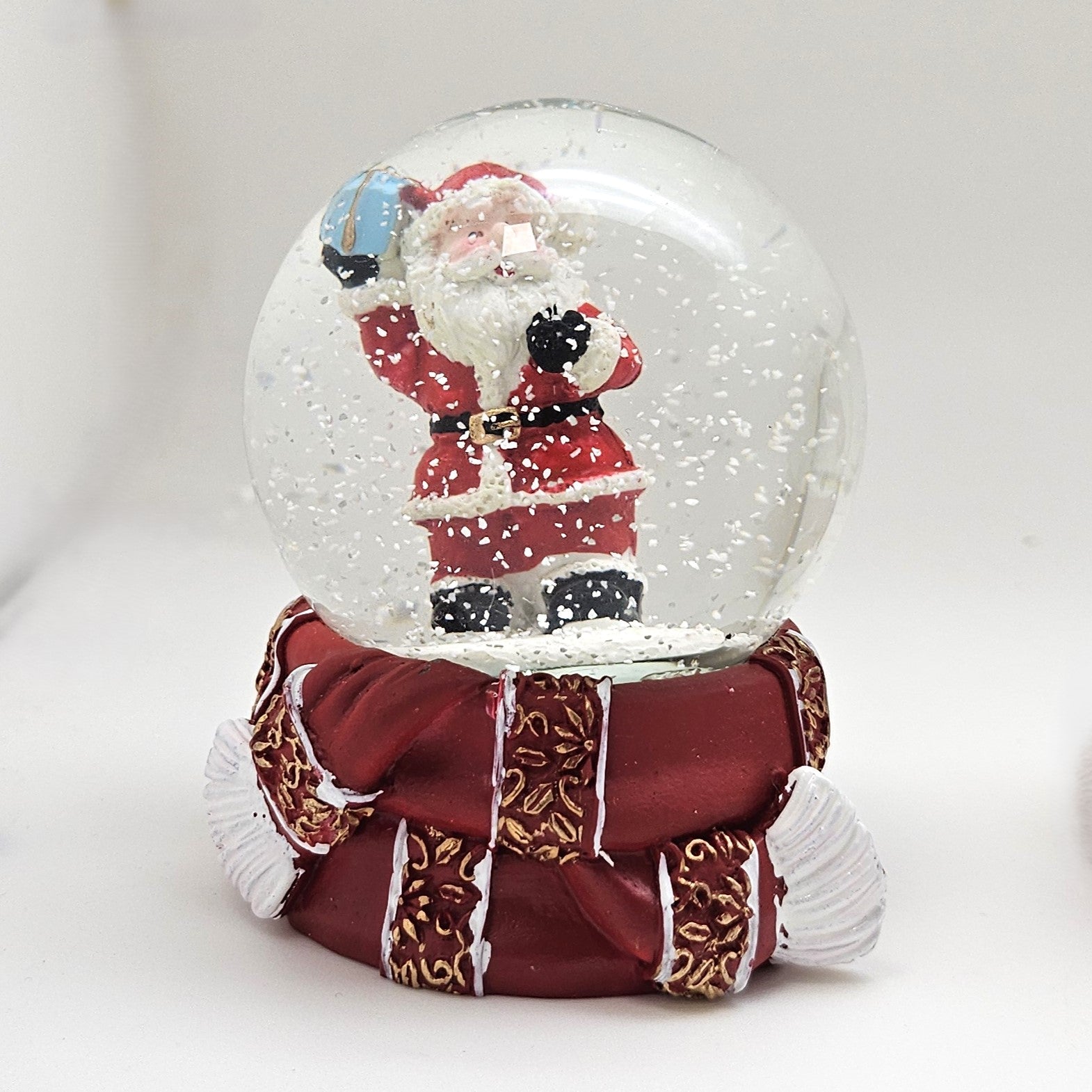 Süße Schneekugel Weihnachtsmann Schneeball auf Sockel rot gold Winterschal B: 65mm - Schneekugelhaus