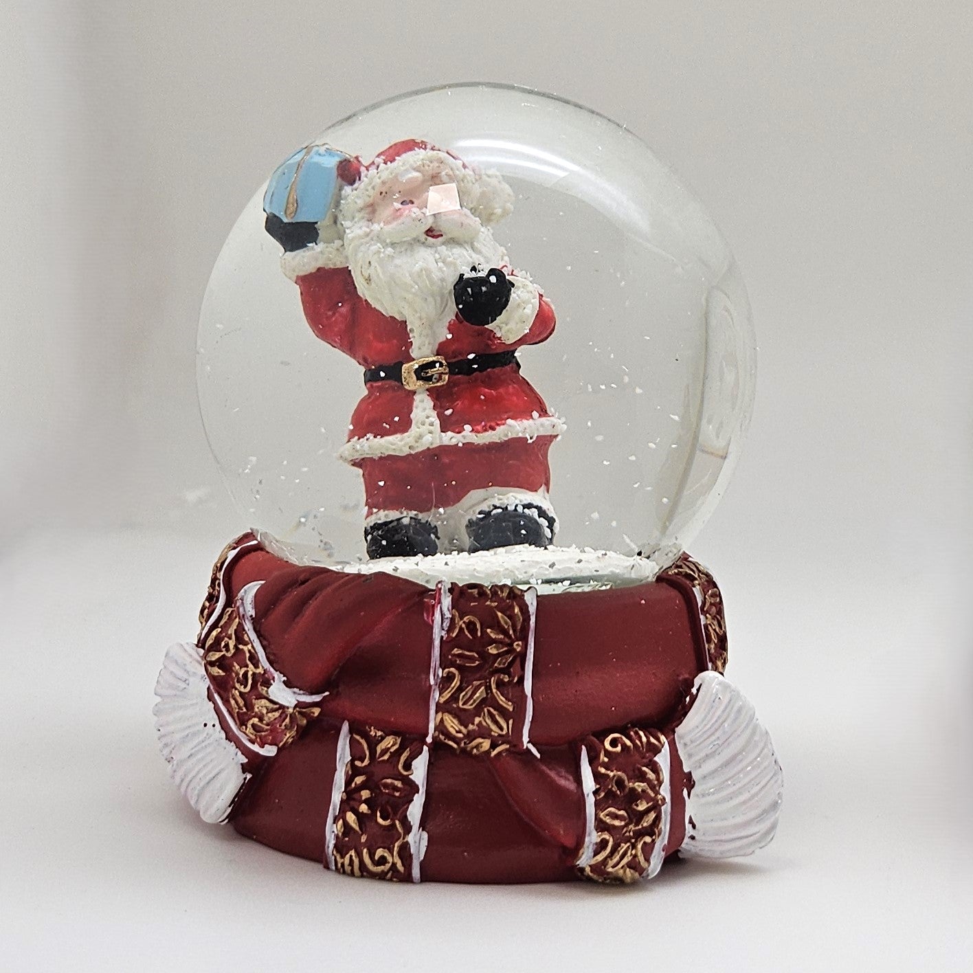 Süße Schneekugel Weihnachtsmann Schneeball auf Sockel rot gold Winterschal B: 65mm - Schneekugelhaus
