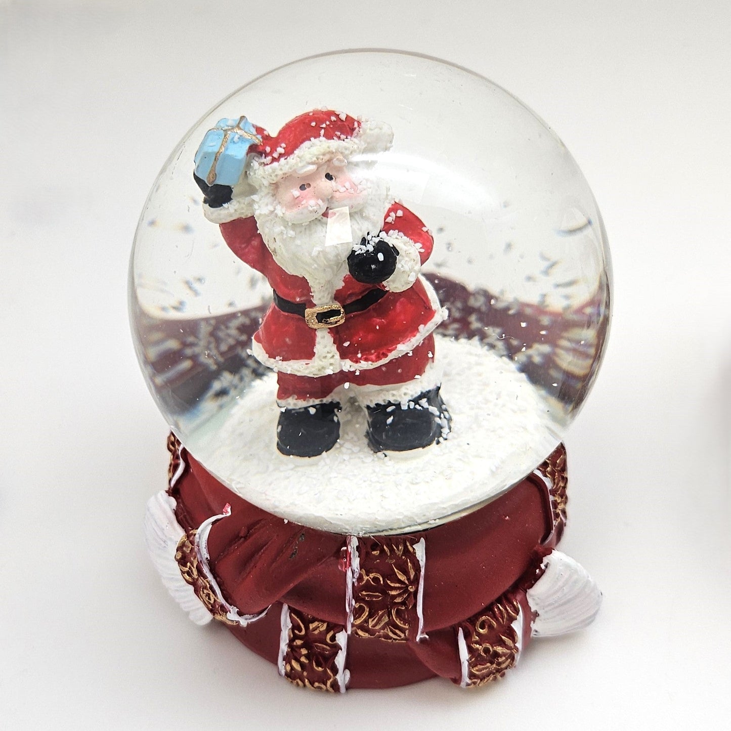 Süße Schneekugel Weihnachtsmann Schneeball auf Sockel rot gold Winterschal B: 65mm - Schneekugelhaus