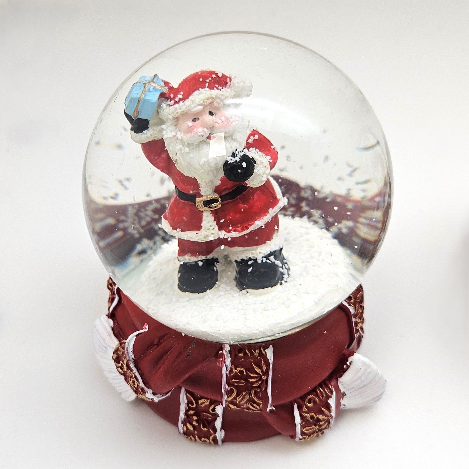 Süße Schneekugel Weihnachtsmann Schneeball auf Sockel rot gold Winterschal B: 65mm - Schneekugelhaus