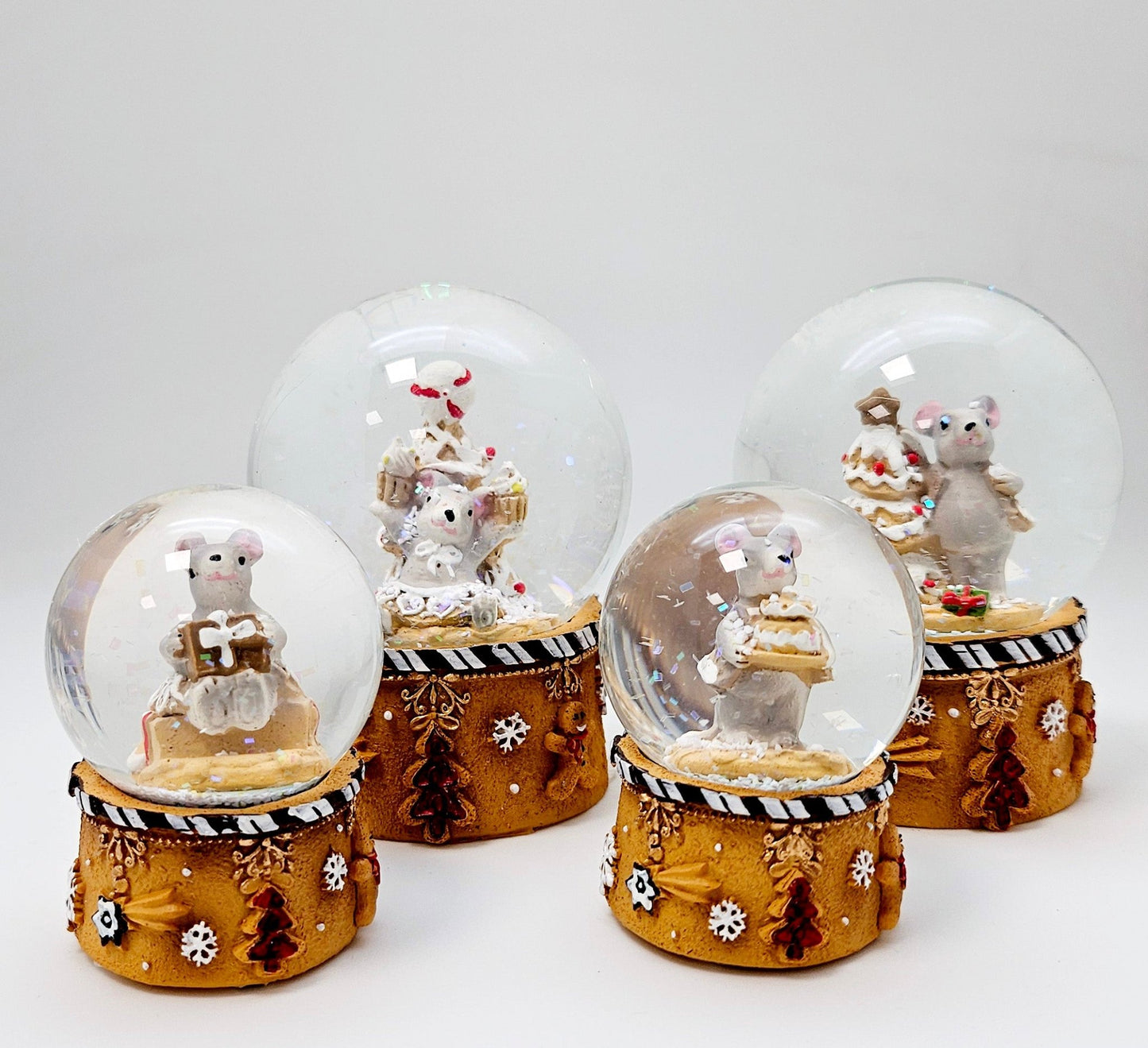 Süße Schneekugel Weihnachtsmaus mit Muffinbaum ocker auf Sockel Weihnachtsbäckerei 65 mm Durchmesser - Schneekugelhaus