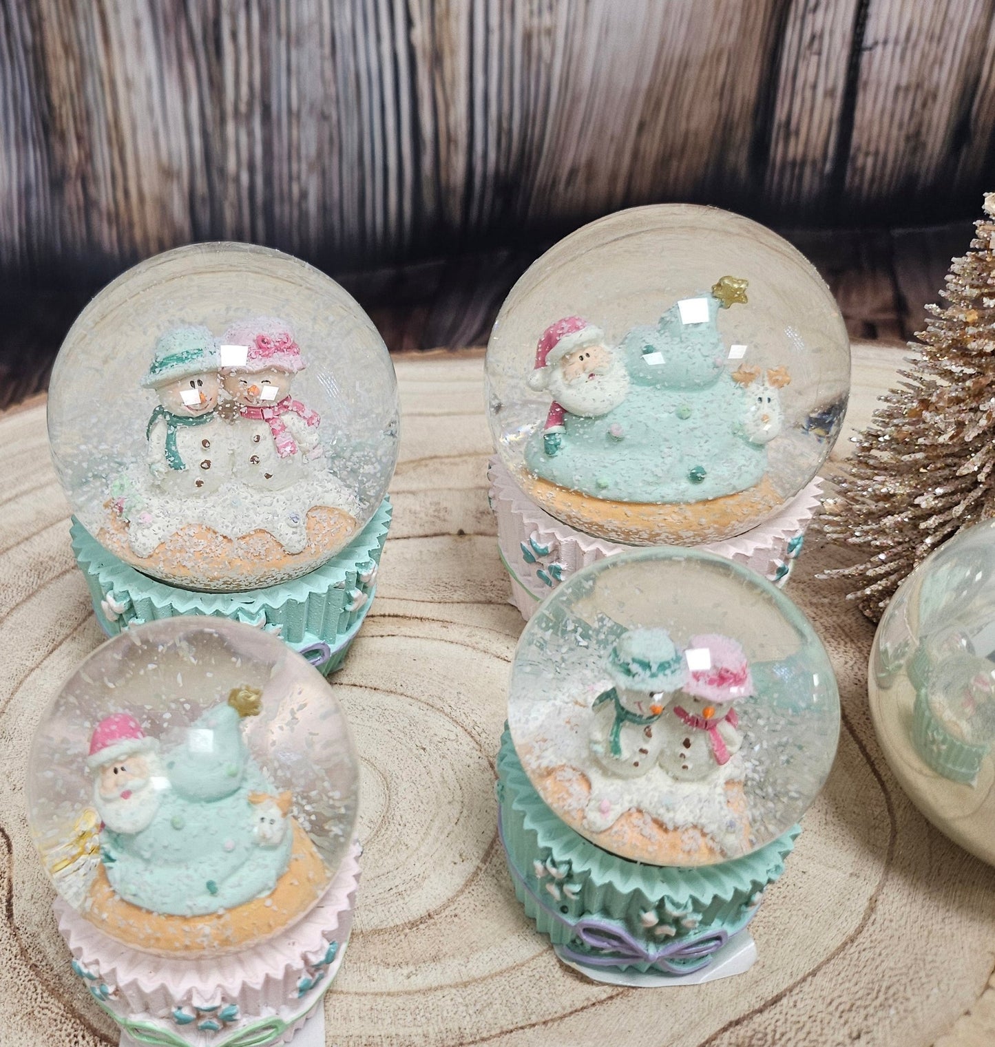 Süße Schneekugel Weihnachtsmuffin Schneemann - Paar pastell türkis Santa mit 65 mm Durchmesser - Schneekugelhaus