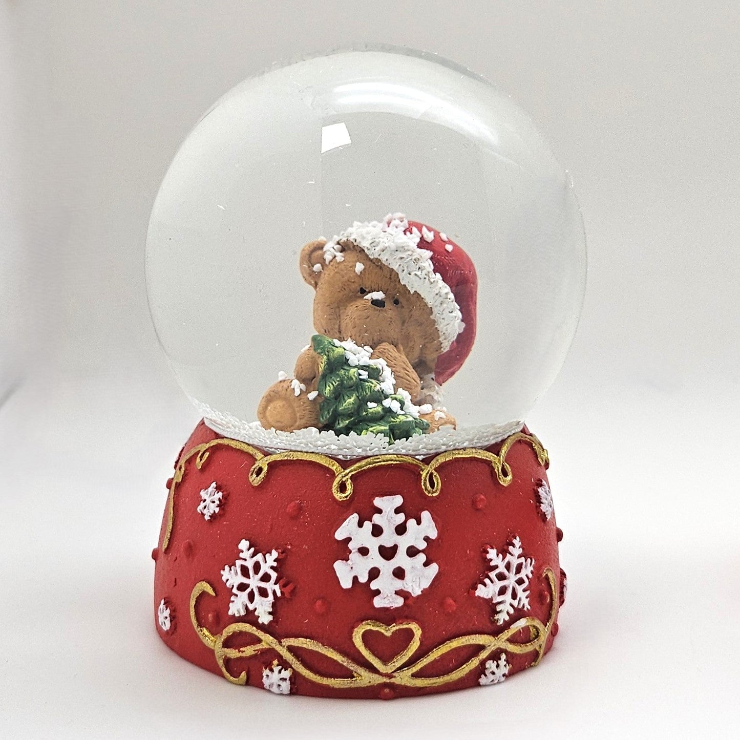Süße Schneekugel Weihnachtsteddy Tannenbaum auf Sockel rot weiße Schneeflocke B: 65mm (Kopie) - Schneekugelhaus