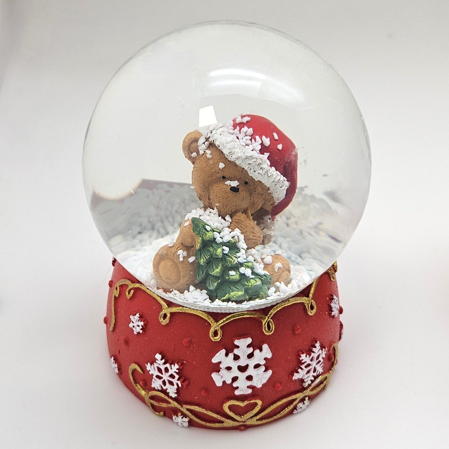 Süße Schneekugel Weihnachtsteddy Tannenbaum auf Sockel rot weiße Schneeflocke B: 65mm (Kopie) - Schneekugelhaus