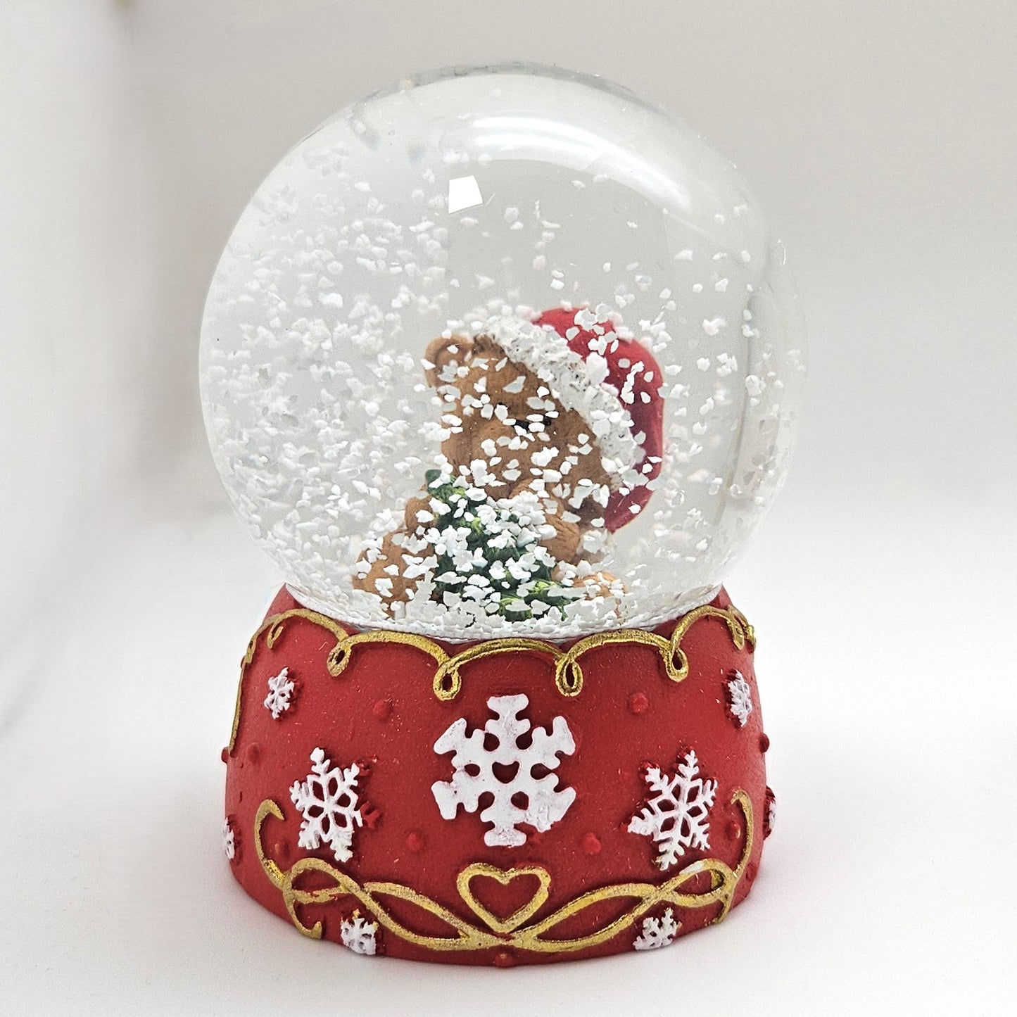 Süße Schneekugel Weihnachtsteddy Tannenbaum auf Sockel rot weiße Schneeflocke B: 65mm (Kopie) - Schneekugelhaus