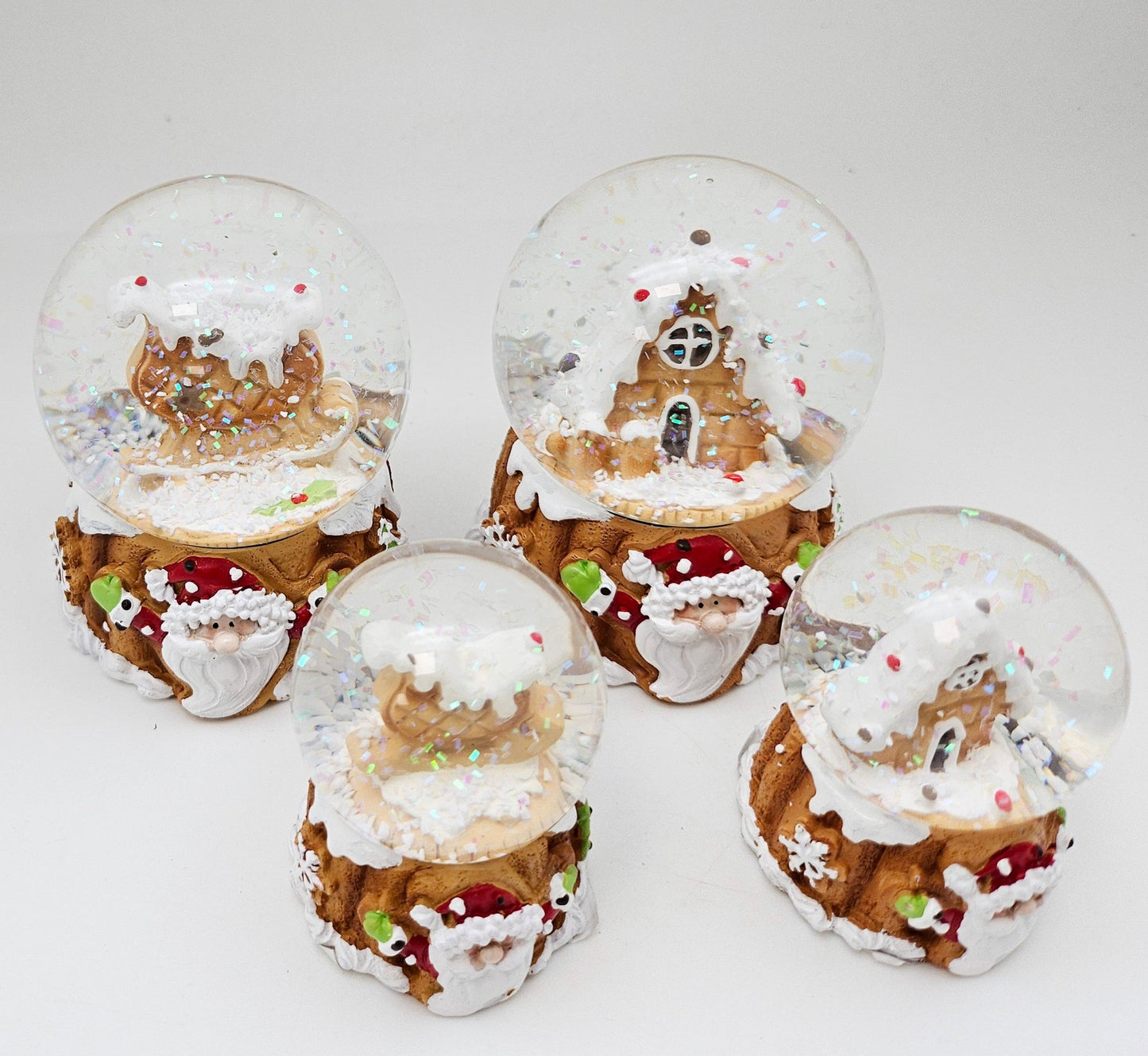 Süße Schneekugel Zuckerbäckerhaus auf Sockel Weihnachten 65 mm Durchmesser - Schneekugelhaus