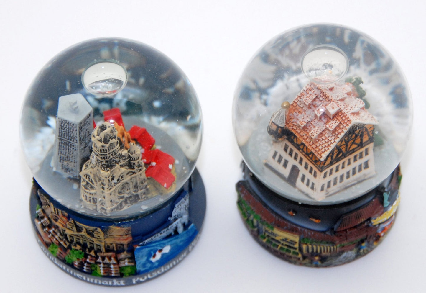 2 süße Souvenirkugeln Deutscher Weihnachtsmarkt Berlin mit Weihnachtspostamt - Luftblase - Schneekugelhaus