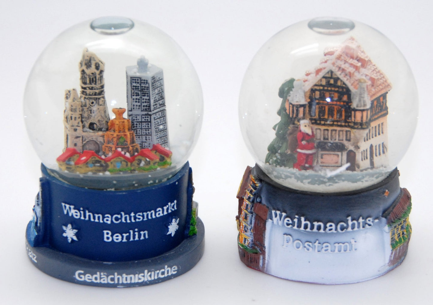 2 süße Souvenirkugeln Deutscher Weihnachtsmarkt Berlin mit Weihnachtspostamt - Luftblase - Schneekugelhaus