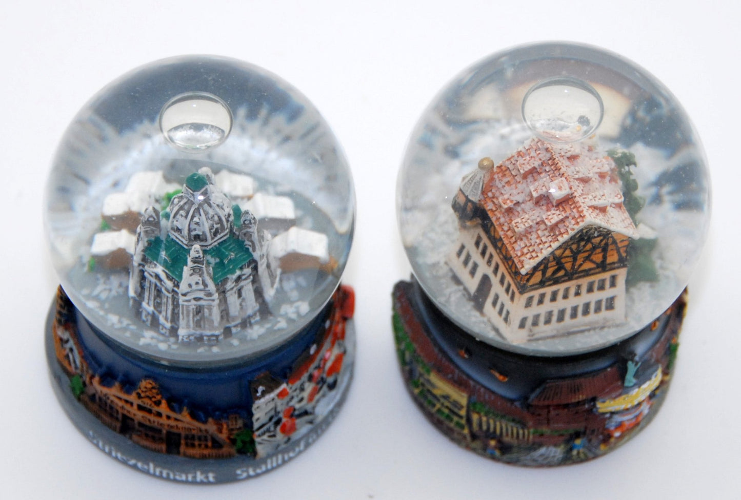 2 süße Souvenirkugeln Deutscher Weihnachtsmarkt und Dresden Frauenkirche - Luftblase - Schneekugelhaus