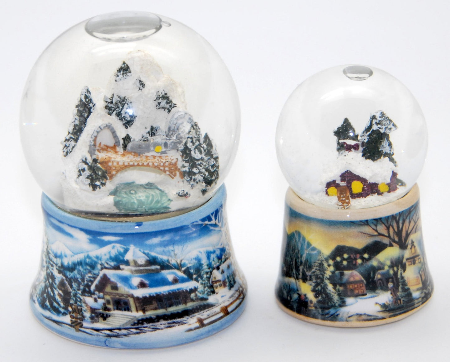 2 süße Weihnachts Schneekugeln mit verschneiter Winterlandschaft und Skihütte - Luftblase - Schneekugelhaus