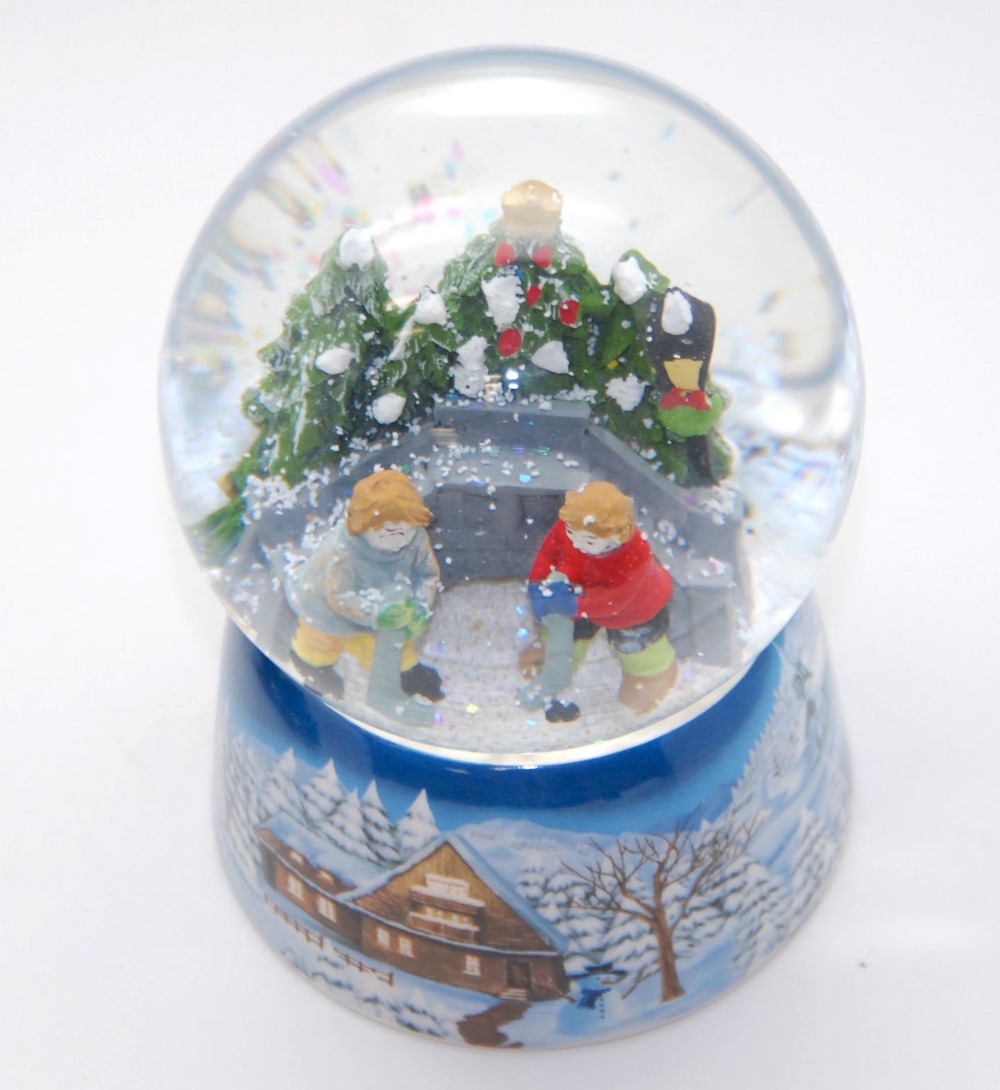 Schneekugel Wintersportler vor Brücke auf Sockel Winterlandschaft mit Spieluhr 10 cm Durchmesser