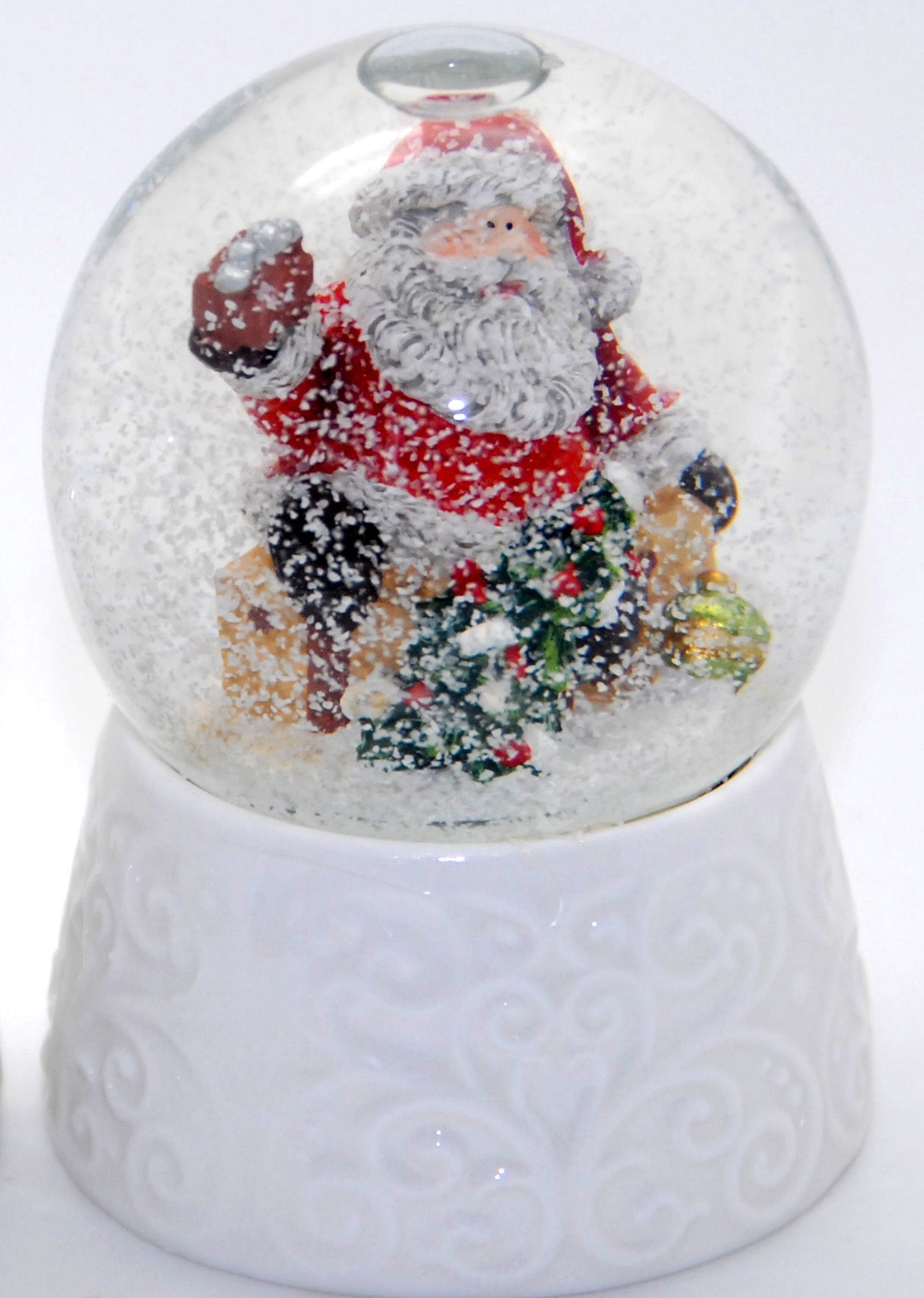 2er-Set Schneekugel Weihnacht Schneemann auf nostalgischem Sockel mit Geschenk und Winterhütte 65mm Durchmesser - Luftblase - Schneekugelhaus