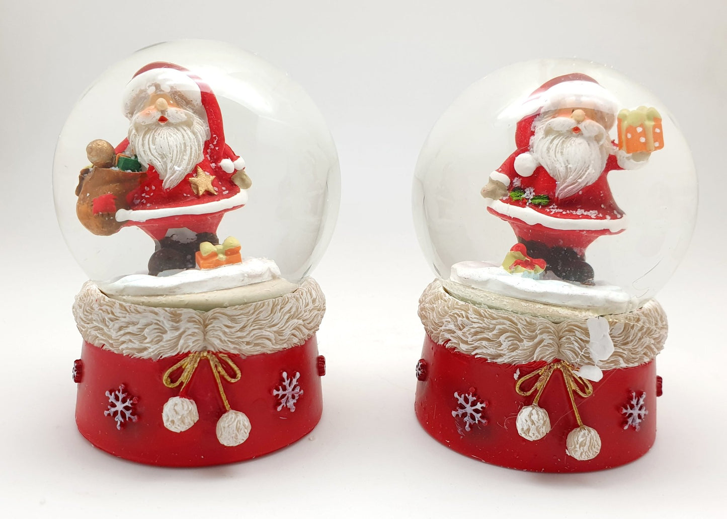 2er Set süße Schneekugeln Weihnachtsmann auf Pelzsockel Sack und Geschenk Durchmesser 65mm - Schneekugelhaus