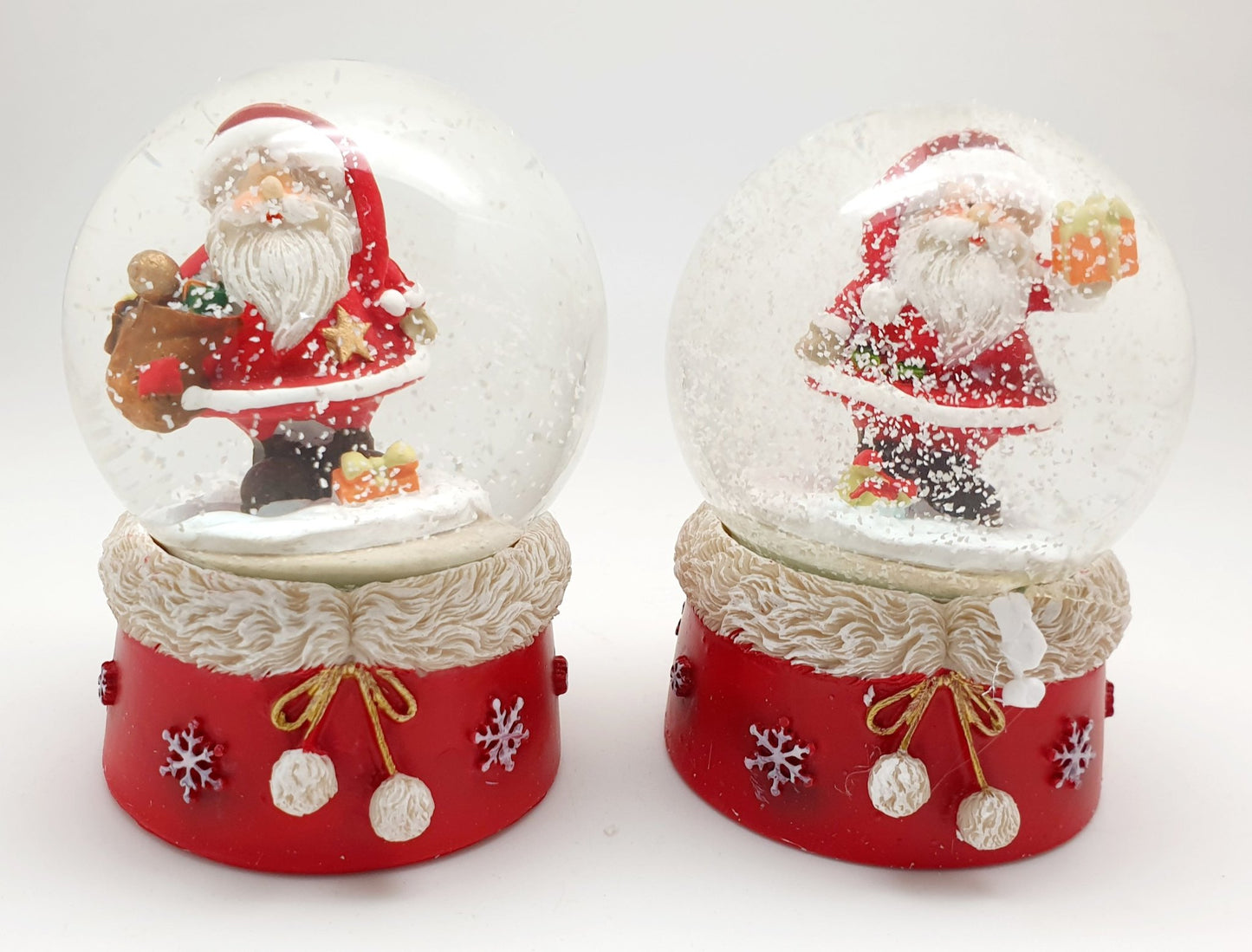 2er Set süße Schneekugeln Weihnachtsmann auf Pelzsockel Sack und Geschenk Durchmesser 65mm - Schneekugelhaus