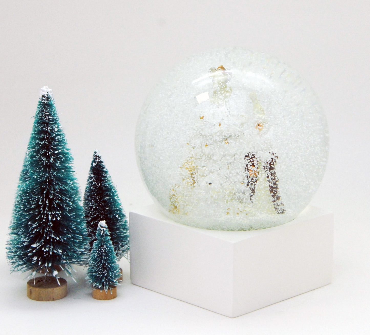 Designer Schneekugel Weihnachtsmann Christbaum weiß silber gold Sockel weiß eck PURE-Line - Schneekugelhaus