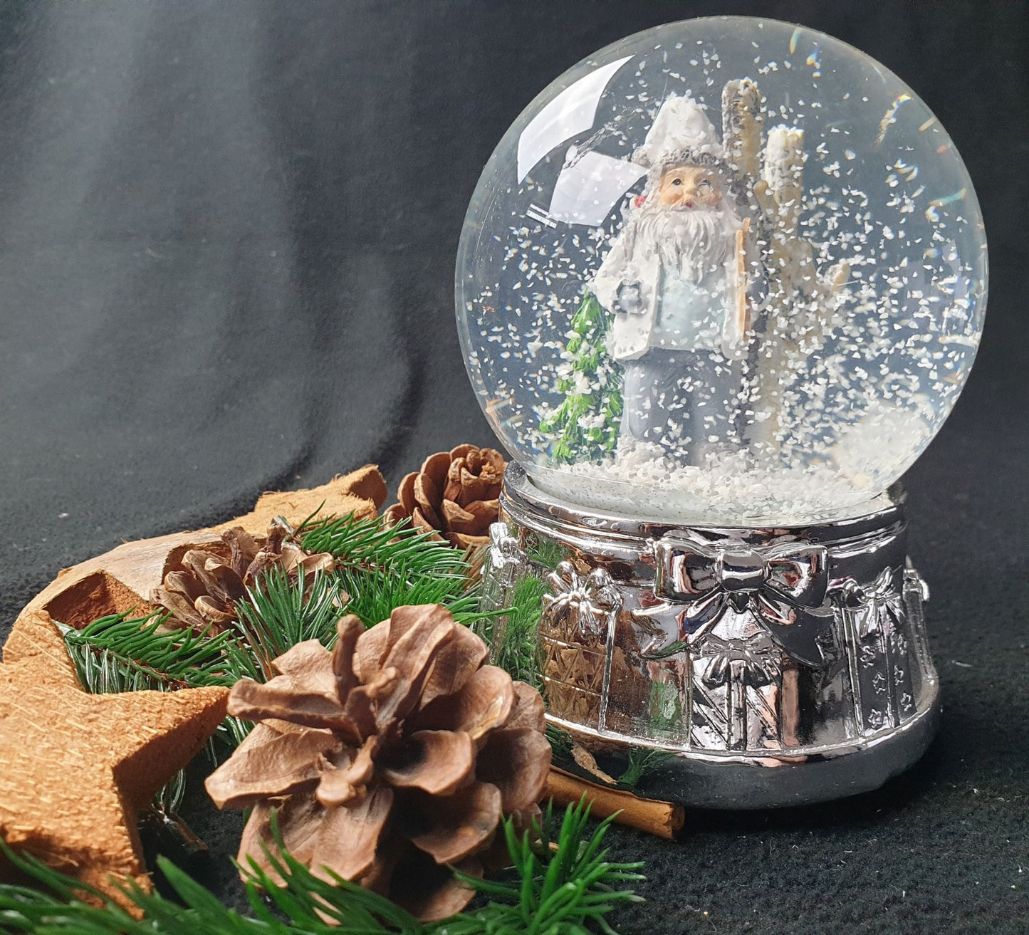 Edle Schneekugel Santa in Schneelandschaft mit Silber-Sockel Geschenkschleife und Spieluhr - Schneekugelhaus
